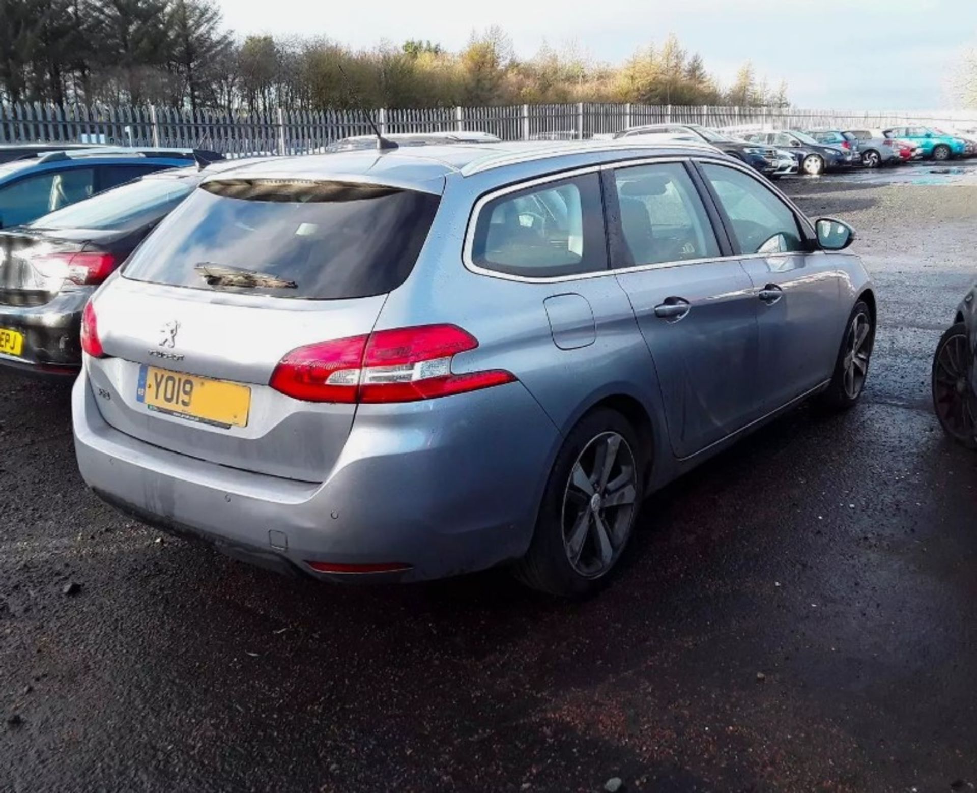 >>--NO VAT ON HAMMER--<< STYLISH 2019 PEUGEOT 308 ESTATE ALLURE HDI 130 (SPARES OR REPAIRS) - Image 5 of 13