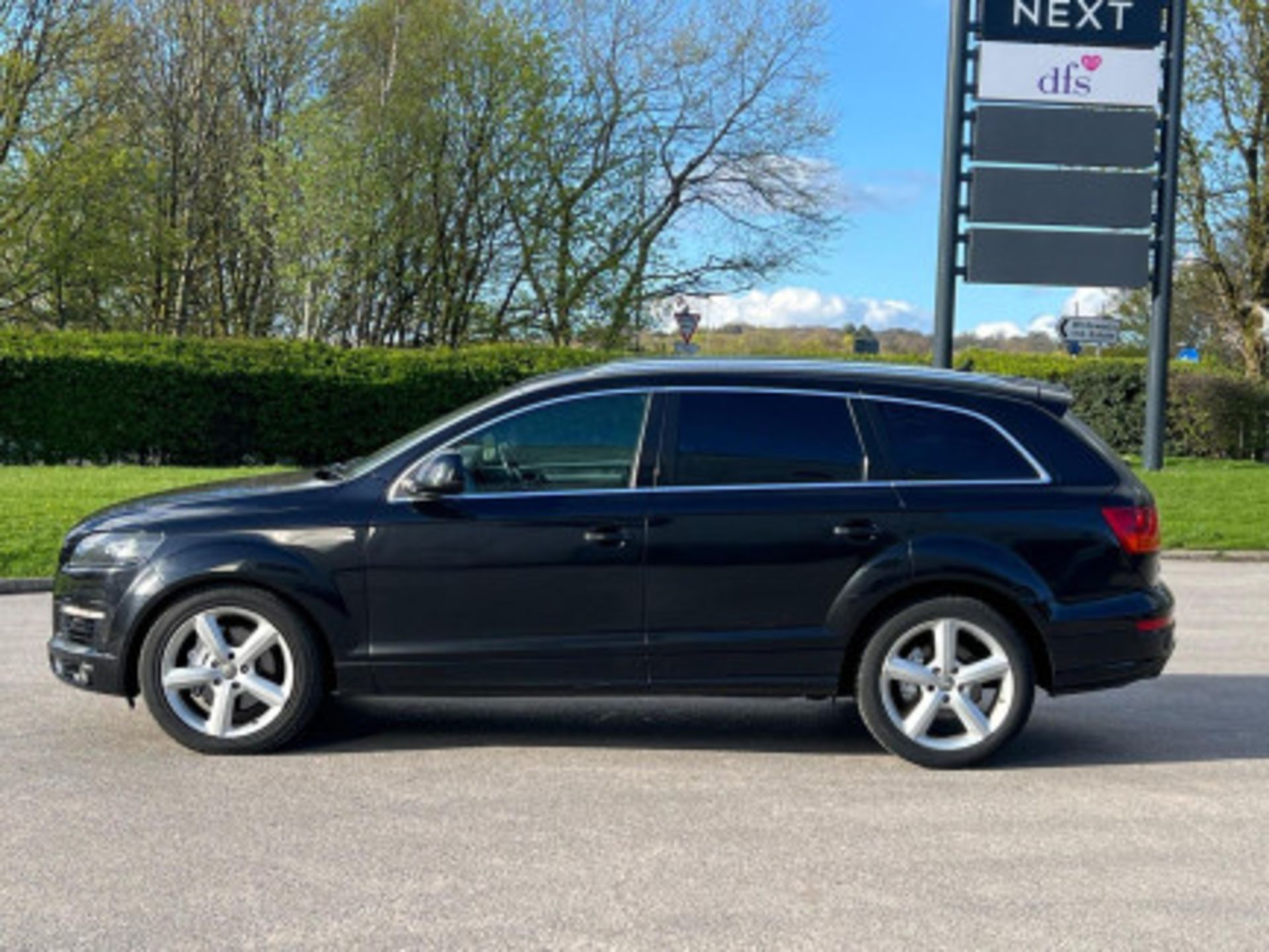 EXPERIENCE LUXURY AND PERFORMANCE: AUDI Q7 3.0 TDI S LINE QUATTRO - Image 41 of 86