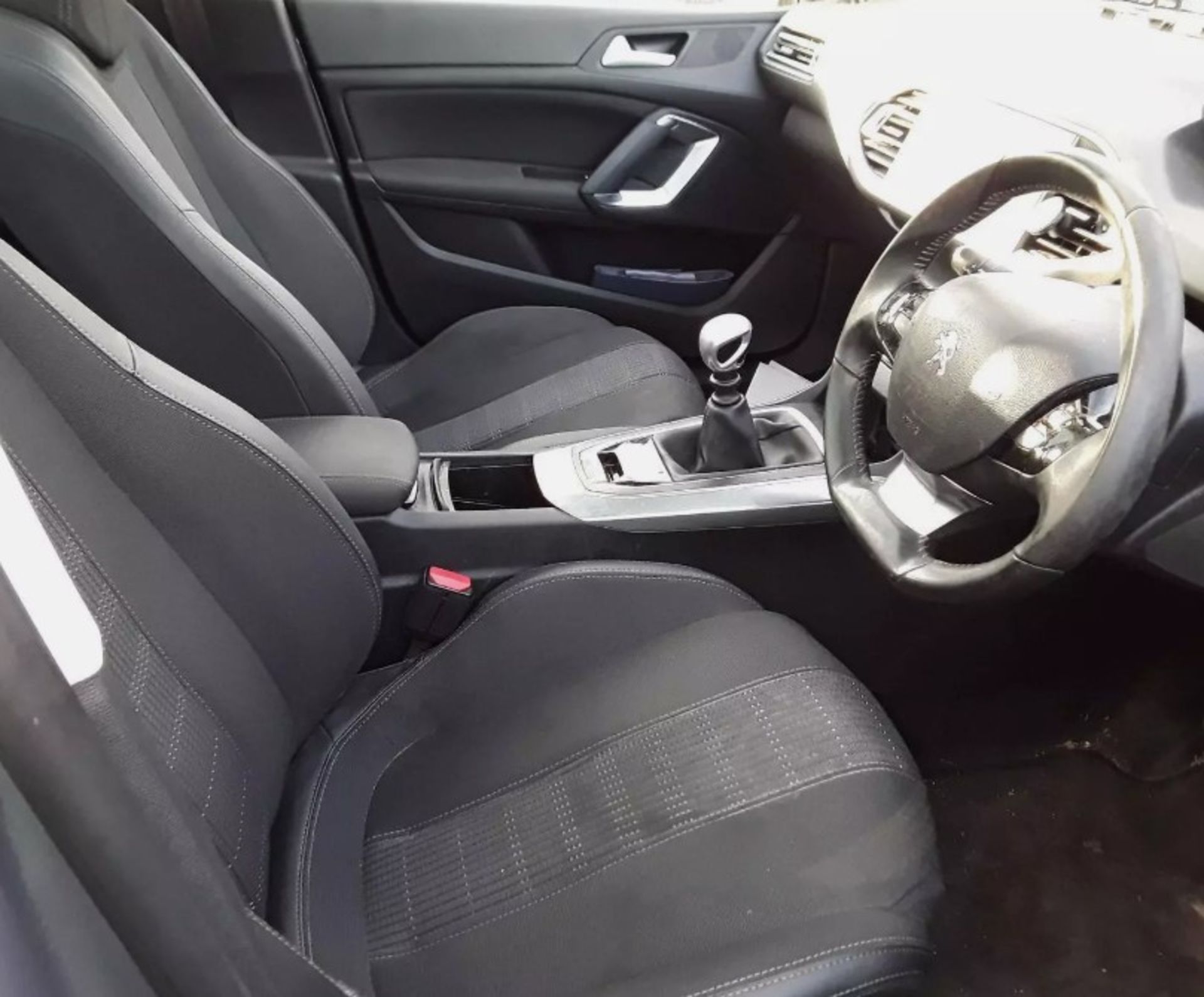 >>--NO VAT ON HAMMER--<< STYLISH 2019 PEUGEOT 308 ESTATE ALLURE HDI 130 (SPARES OR REPAIRS) - Image 7 of 13
