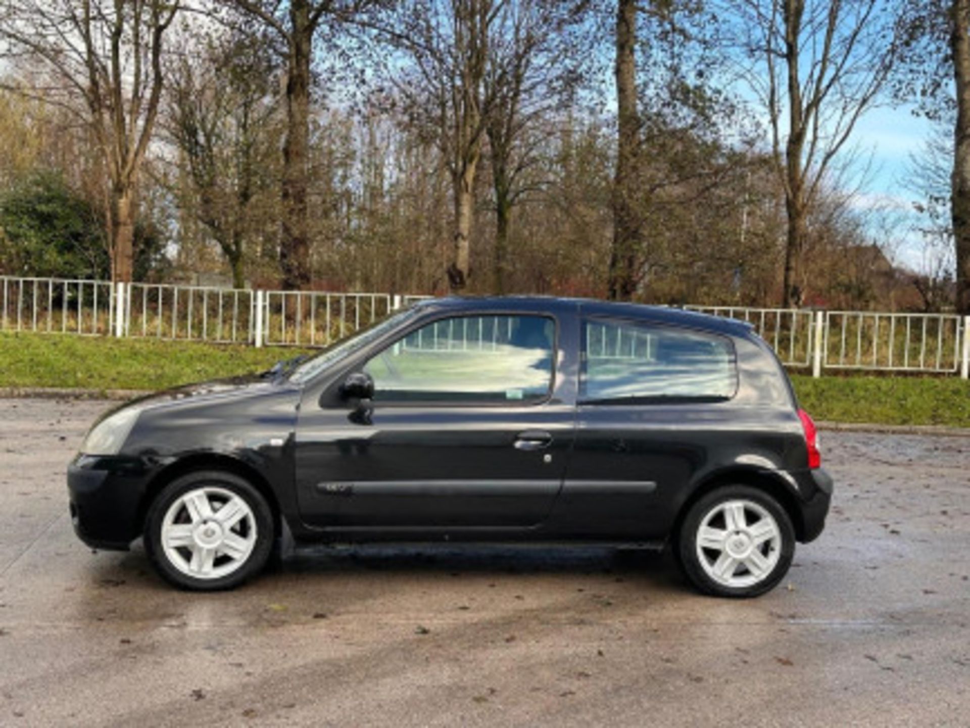 2005 RENAULT CLIO 1.2 16V DYNAMIQUE 3DR **(ONLY 88K MILEAGE)** >>--NO VAT ON HAMMER--<< - Image 28 of 101