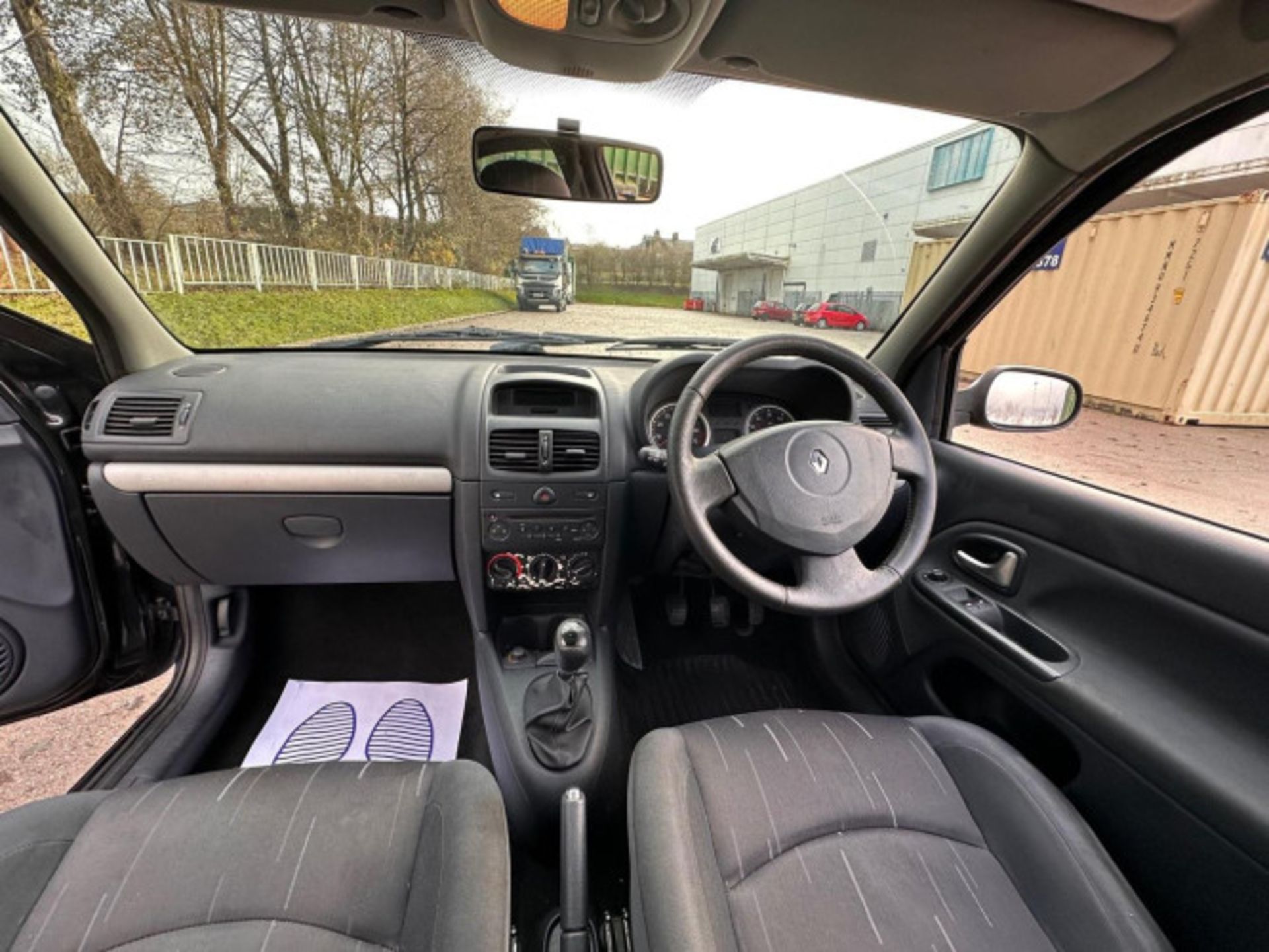 2005 RENAULT CLIO 1.2 16V DYNAMIQUE 3DR **(ONLY 88K MILEAGE)** >>--NO VAT ON HAMMER--<< - Image 63 of 101