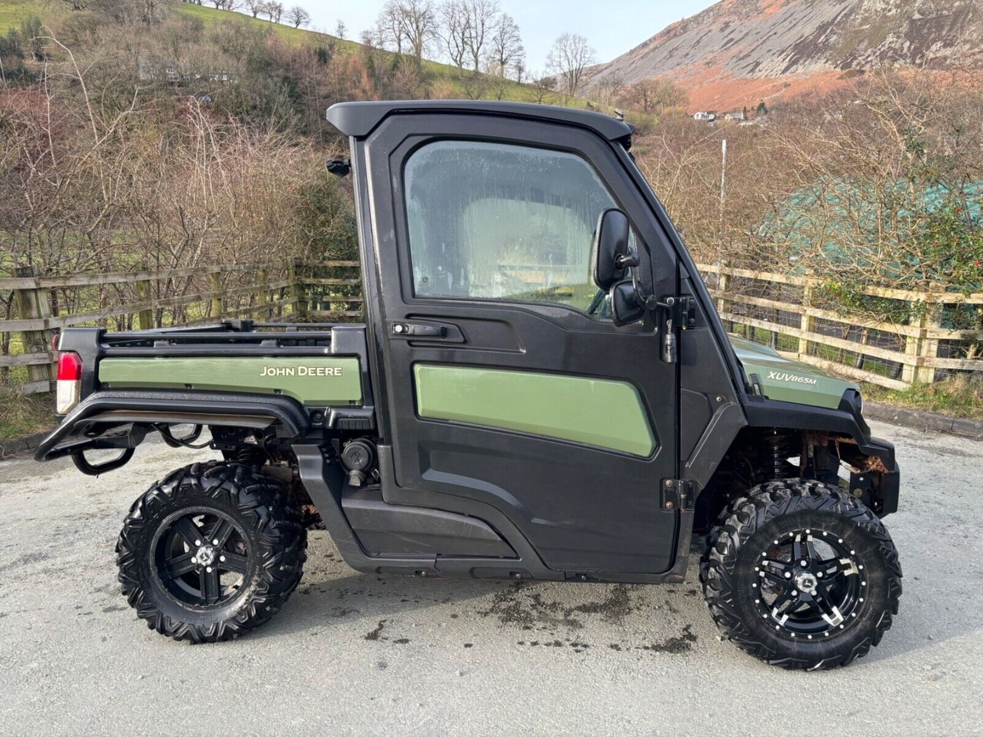 2022 JOHN DEERE GATOR 865M IS TOP OF THE RANGE - Image 8 of 10