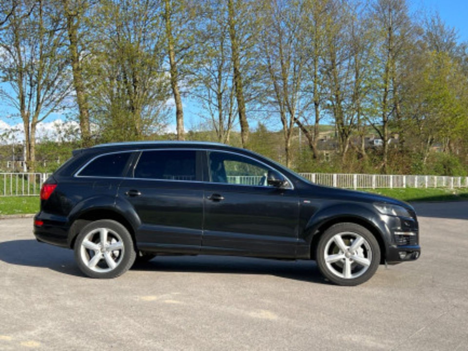 EXPERIENCE LUXURY AND PERFORMANCE: AUDI Q7 3.0 TDI S LINE QUATTRO - Image 42 of 86