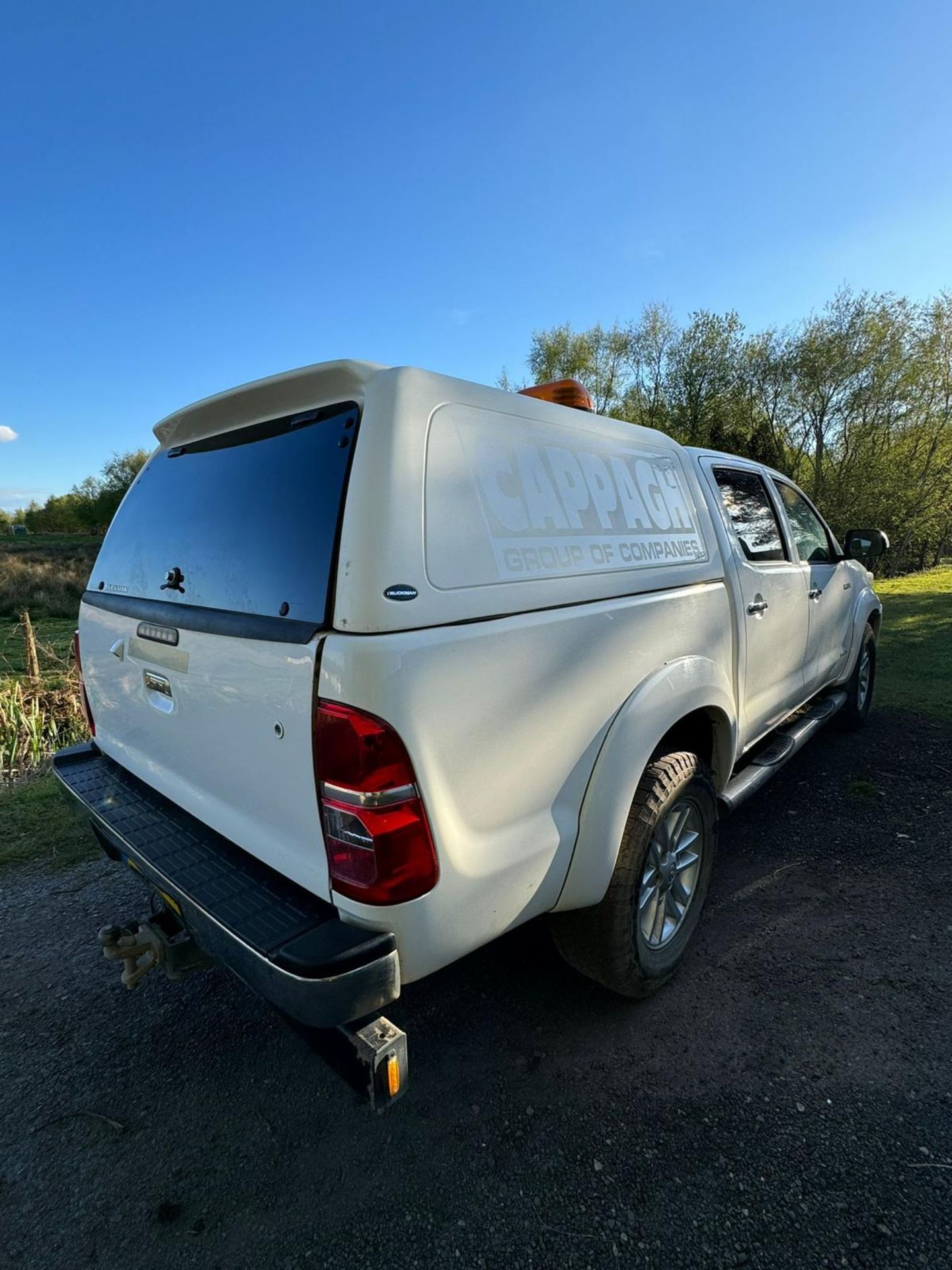 TOYOTA HILUX 2013 INVINCIBLE 3.0 AUTOMATIC - LOW MILEAGE, PREMIUM FEATURES! - Image 8 of 14