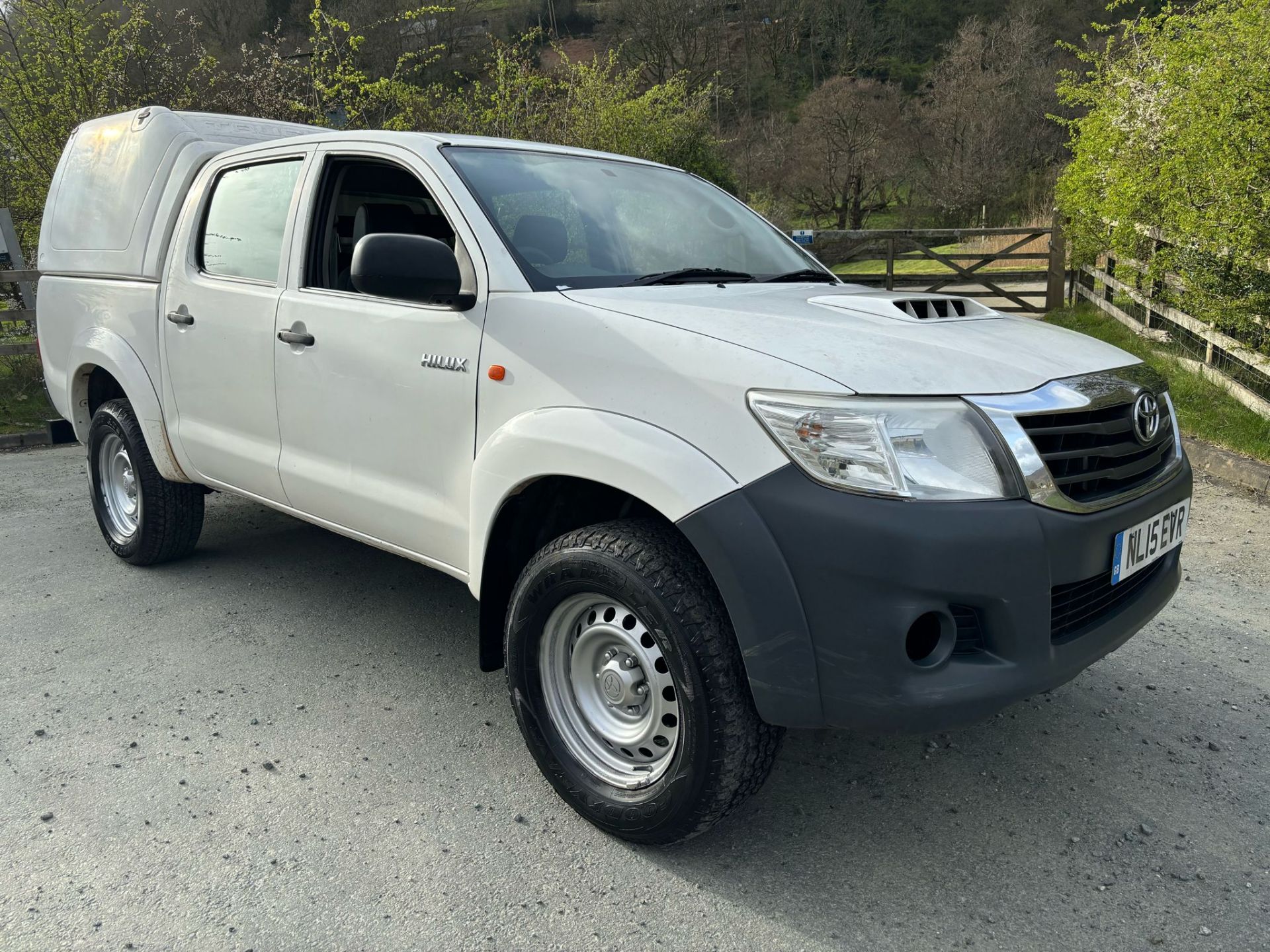 2015 TOYOTA HILUX DOUBLE CAB PICKUP TRUCK – LOW MILEAGE, HIGH PERFORMANCE! - Image 8 of 14