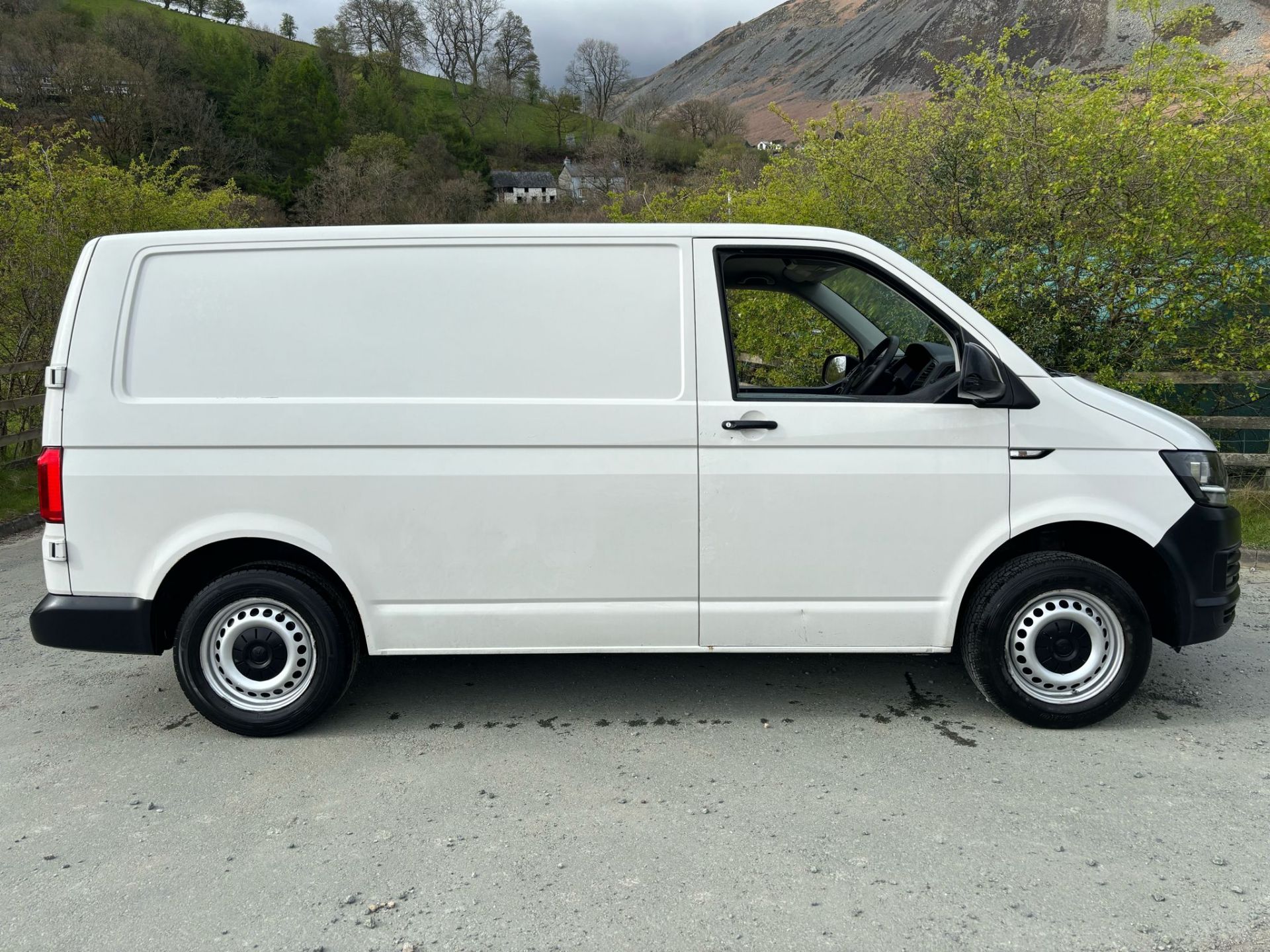 2019 VOLKSWAGEN TRANSPORTER T28 S LINE VW PANEL VAN - Image 8 of 15