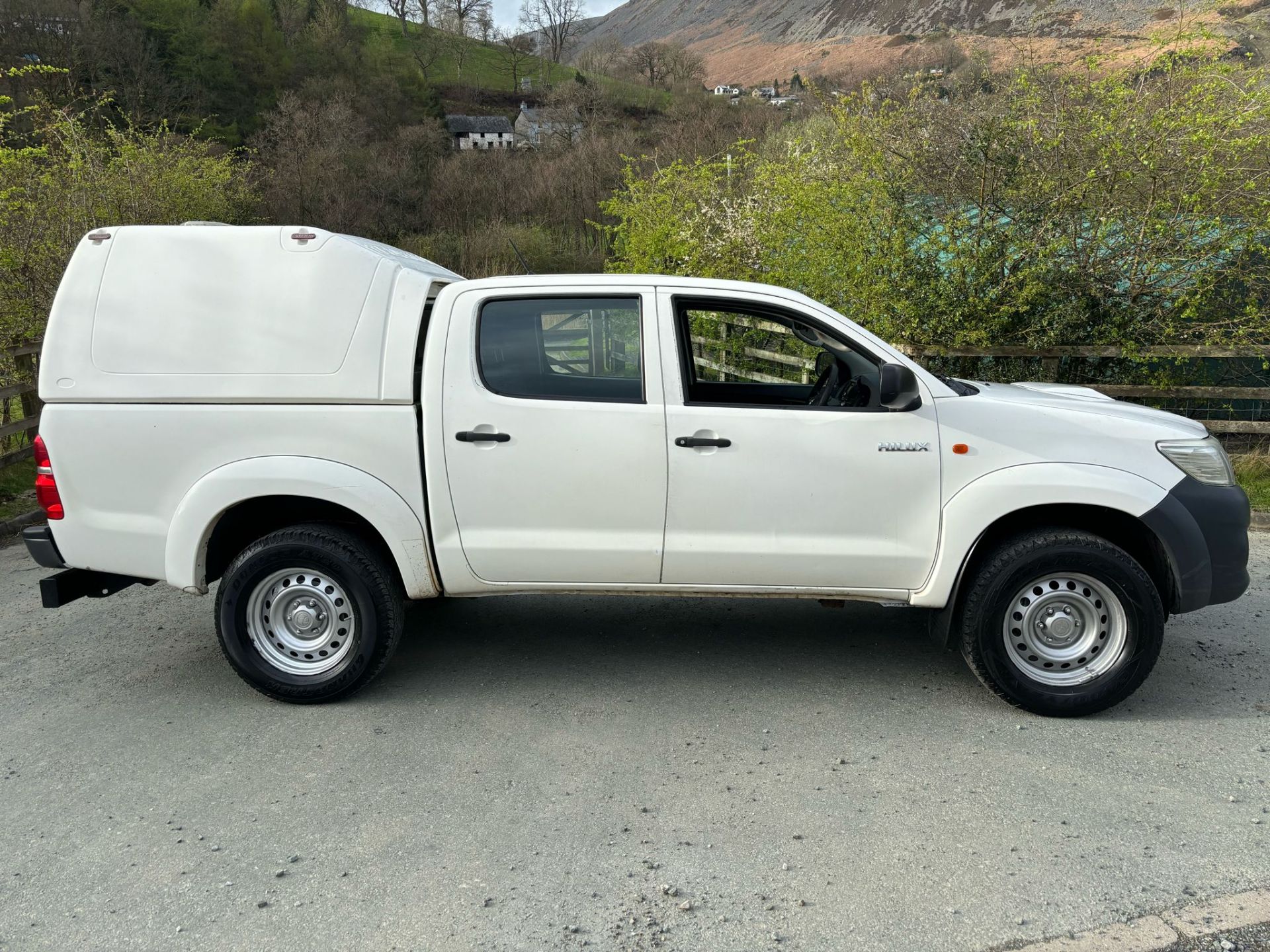 2015 TOYOTA HILUX DOUBLE CAB PICKUP TRUCK – LOW MILEAGE, HIGH PERFORMANCE! - Image 10 of 14