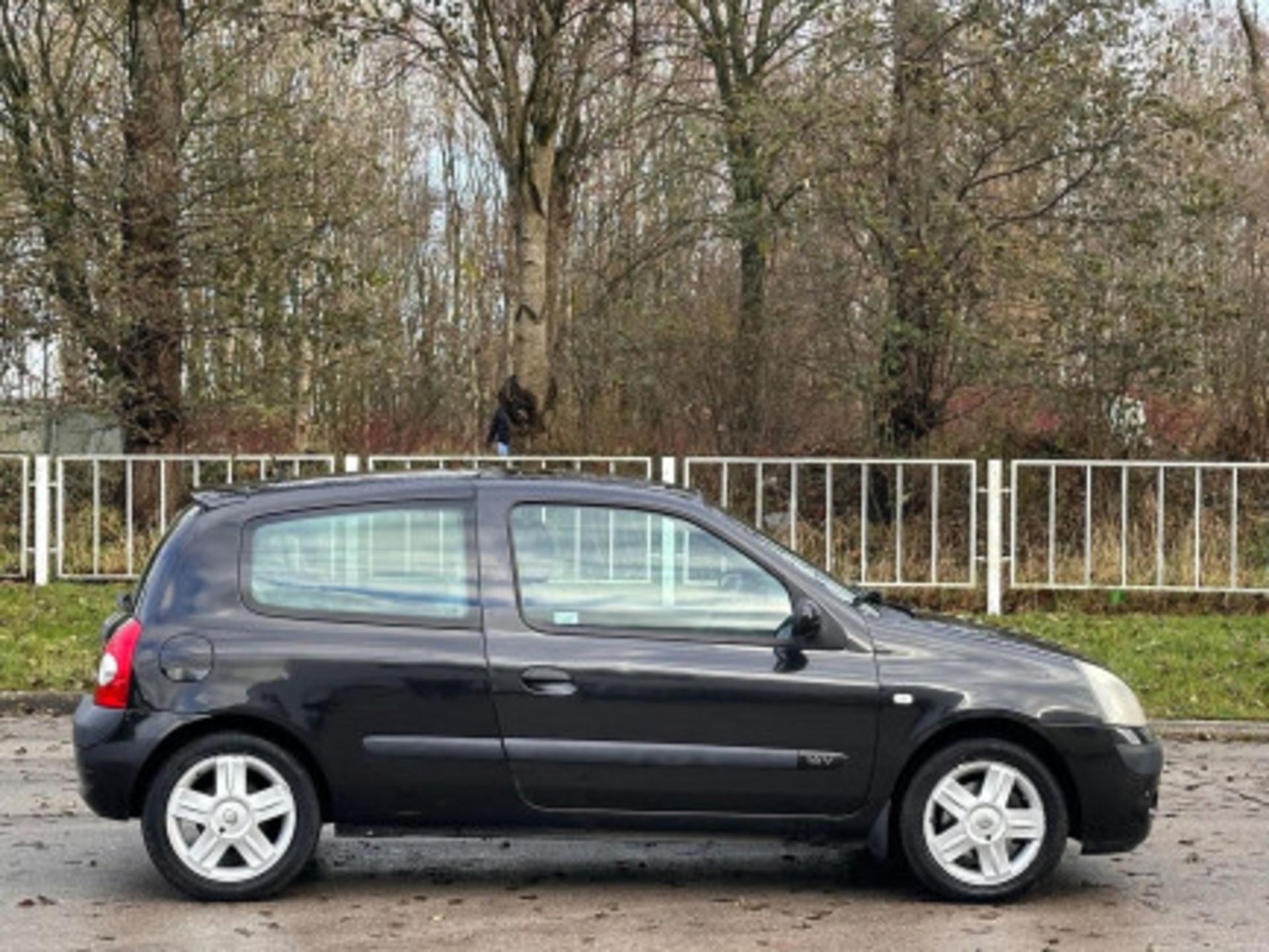 2005 RENAULT CLIO 1.2 16V DYNAMIQUE 3DR **(ONLY 88K MILEAGE)** >>--NO VAT ON HAMMER--<< - Image 41 of 101