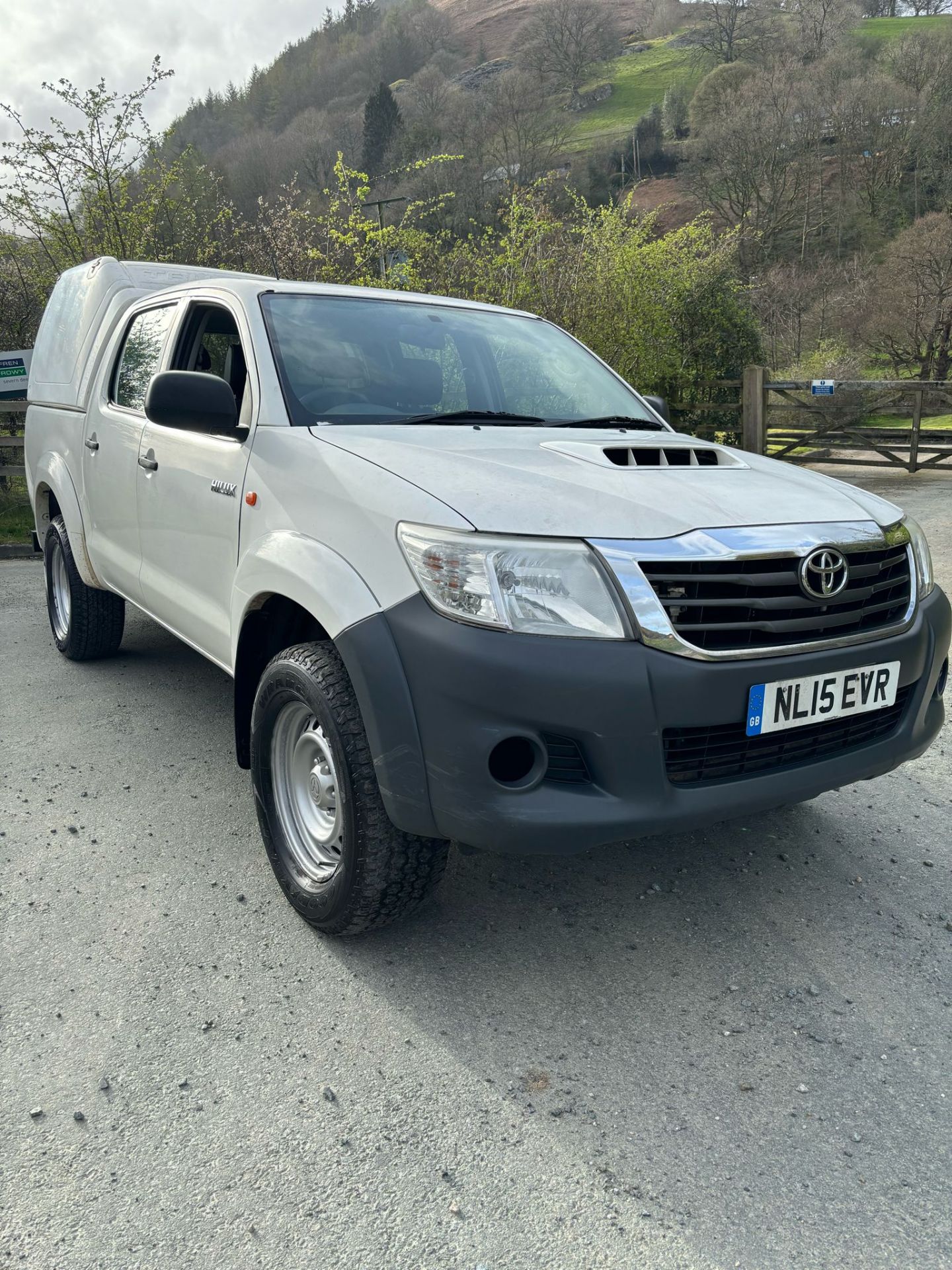 2015 TOYOTA HILUX DOUBLE CAB PICKUP TRUCK – LOW MILEAGE, HIGH PERFORMANCE! - Image 12 of 14