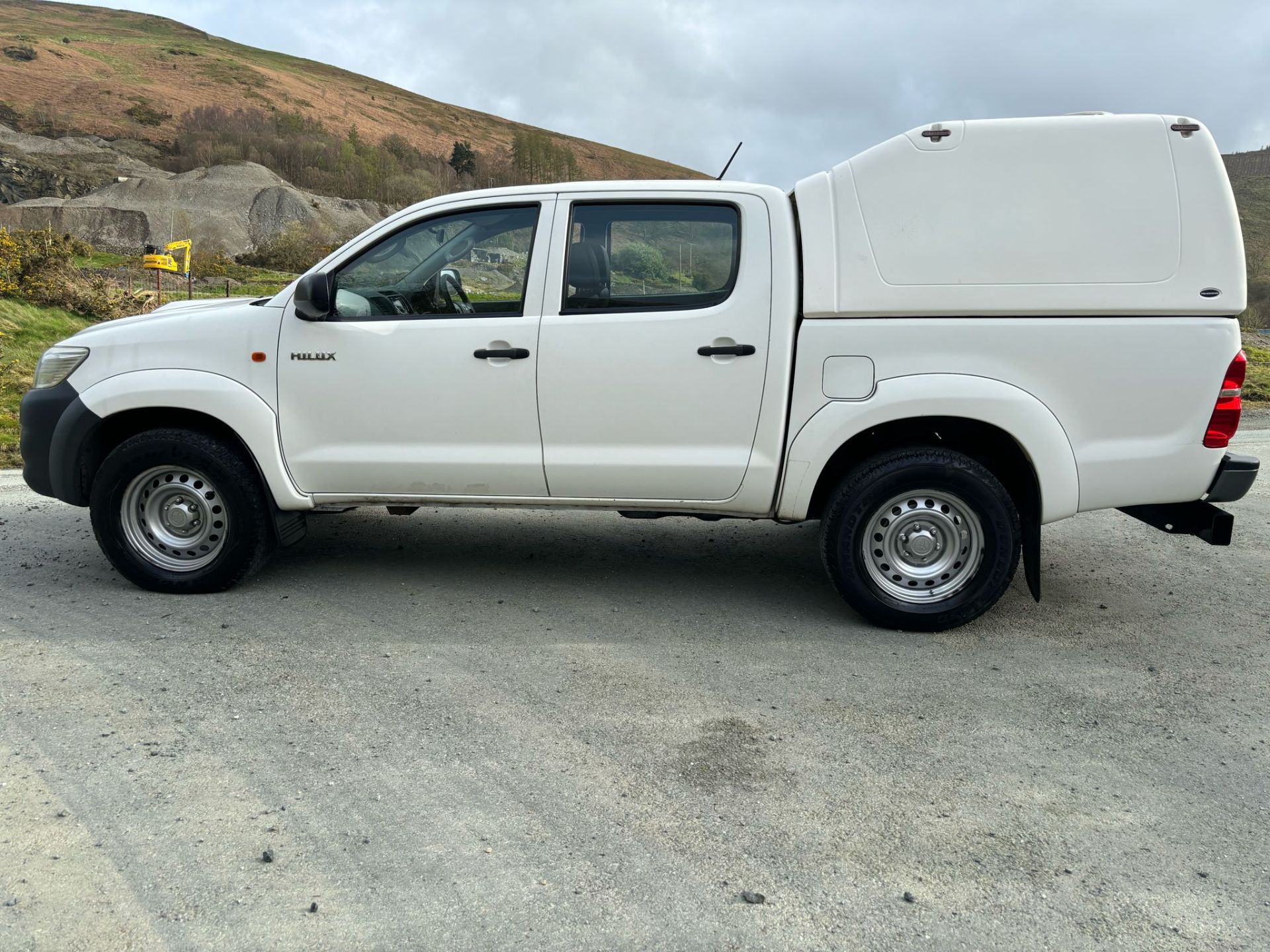 2015 TOYOTA HILUX DOUBLE CAB PICKUP TRUCK – LOW MILEAGE, HIGH PERFORMANCE! - Image 3 of 14