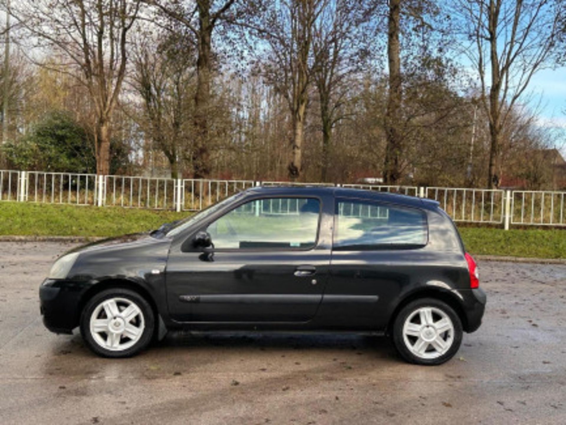 2005 RENAULT CLIO 1.2 16V DYNAMIQUE 3DR **(ONLY 88K MILEAGE)** >>--NO VAT ON HAMMER--<< - Image 38 of 101