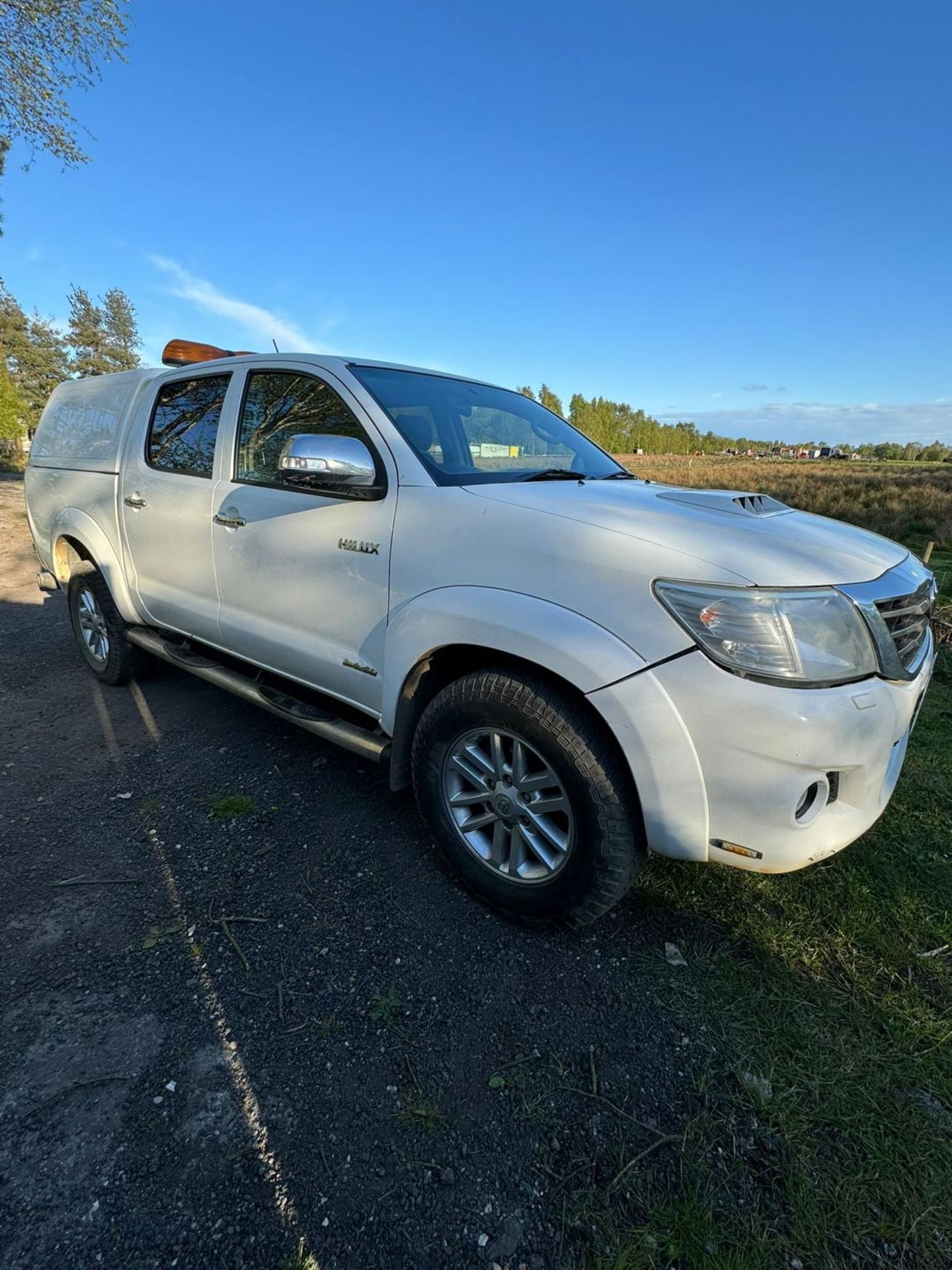 TOYOTA HILUX 2013 INVINCIBLE 3.0 AUTOMATIC - LOW MILEAGE, PREMIUM FEATURES! - Image 2 of 14