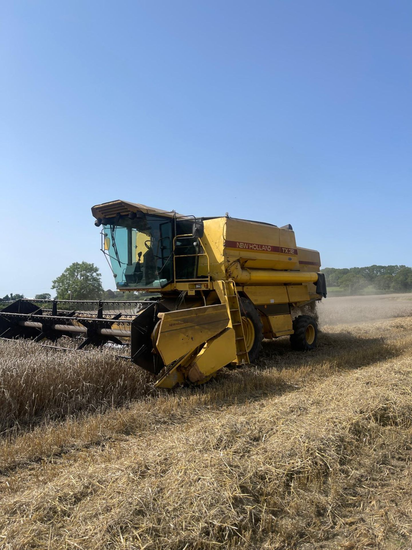 NEW HOLLAND TX32 COMBINE - Image 5 of 19