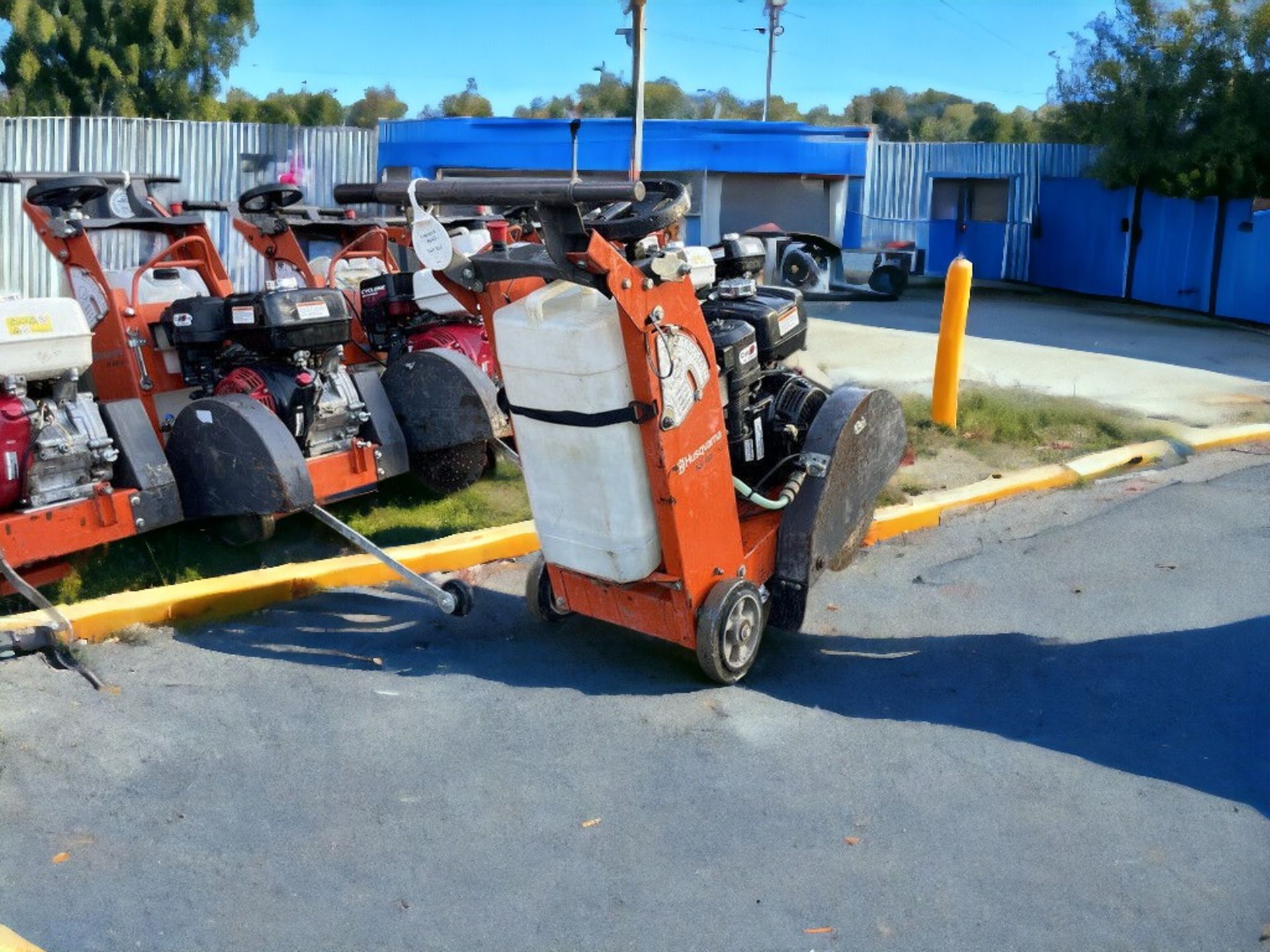 PRECISION CUTTING MADE EFFORTLESS: 2017 HUSQVARNA FS400 LV FLOOR SAW >>--NO VAT ON HAMMER--<< - Image 2 of 4