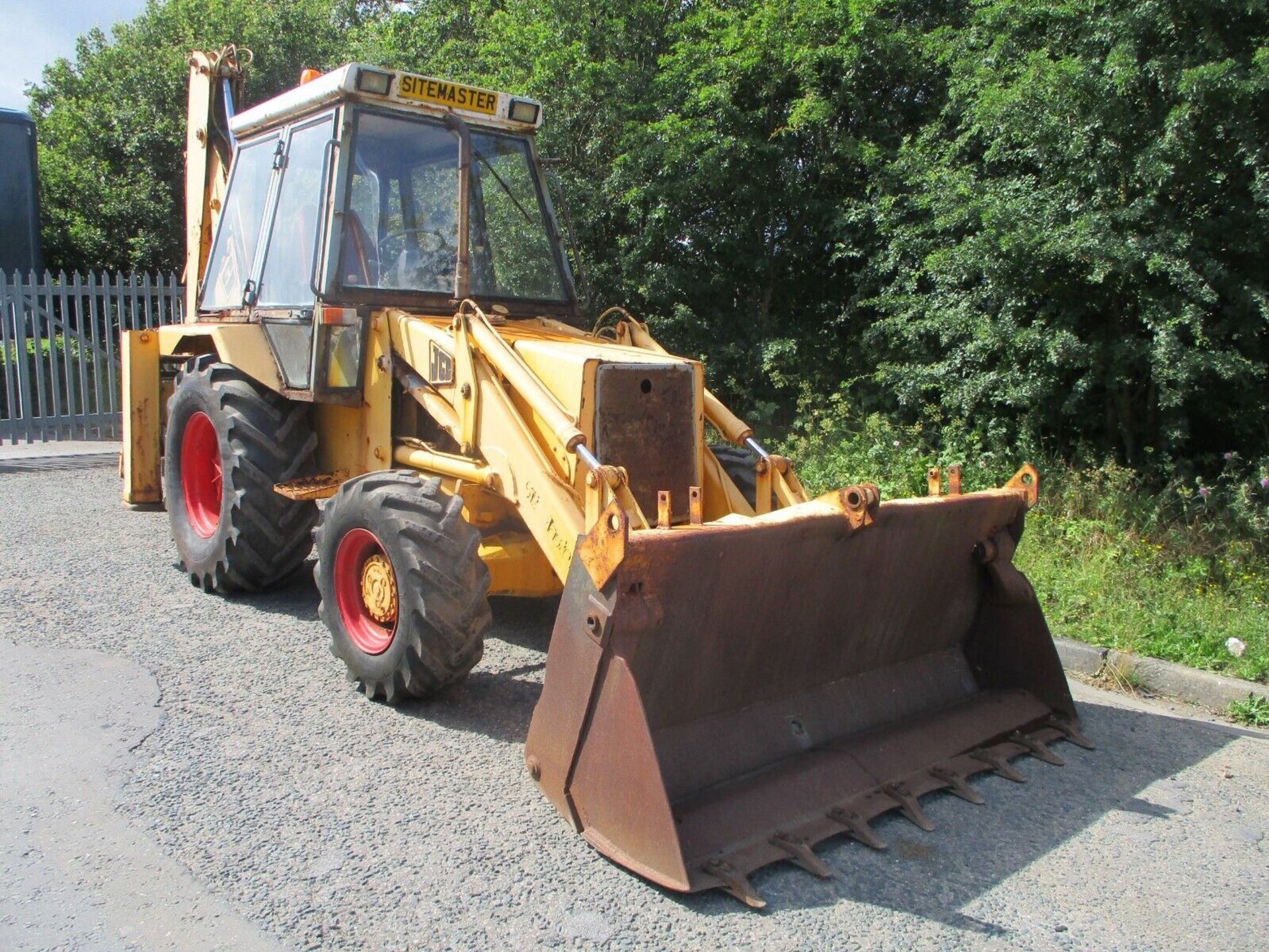 JCB 3CX: THE ULTIMATE 4X4 LOADER AND DIGGER - Image 7 of 15