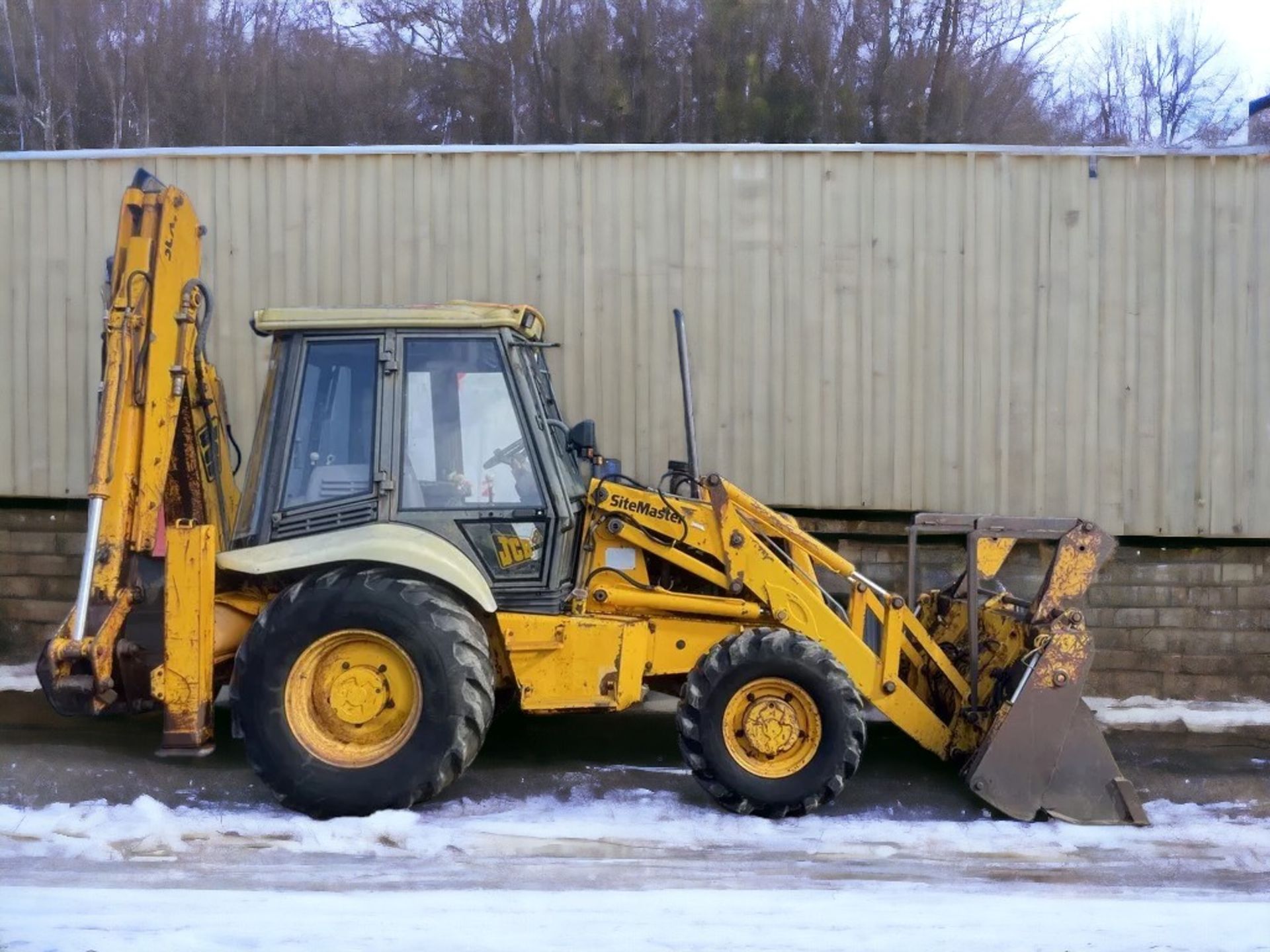 RELIABLE WORKHORSE: JCB 3CX SITEMASTER BACKHOE LOADER