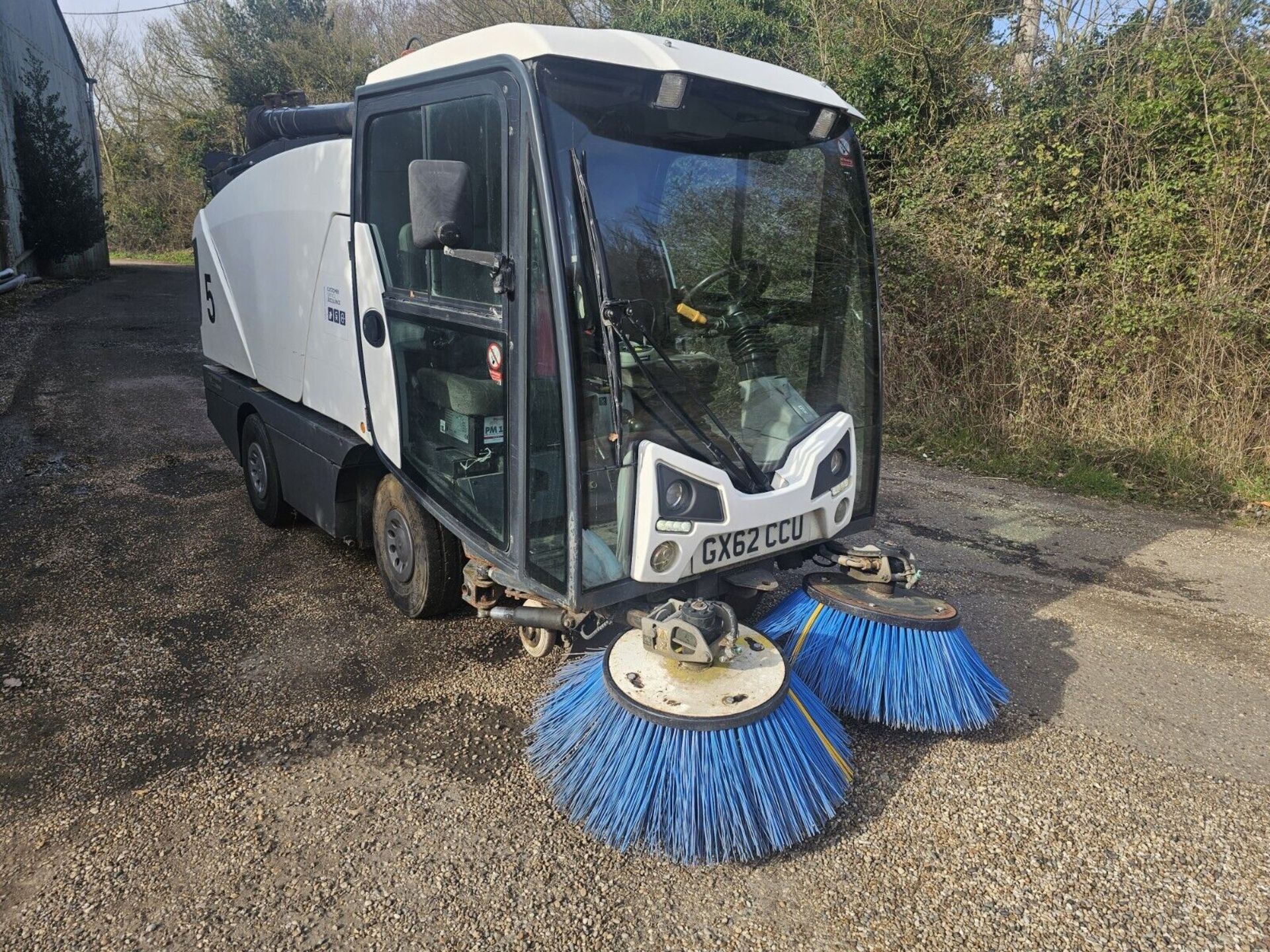 2013 JOHNSTON ROAD SWEEPER (HYDROSTATIC)