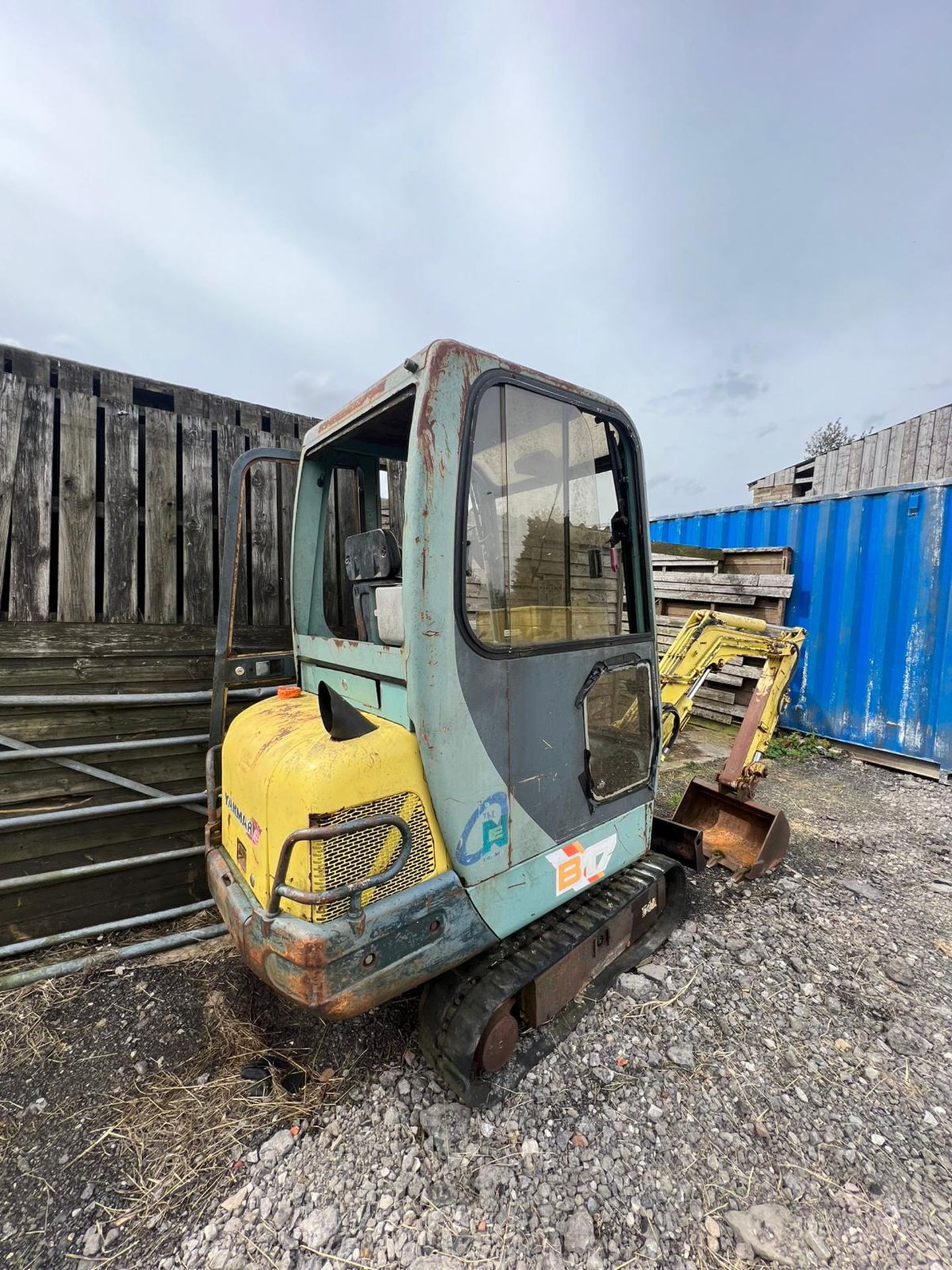 COMPACT POWERHOUSE: YANMAR 1.7 TON DIGGER WITH FULL CAB - AUCTION NOW OPEN! - Image 4 of 7