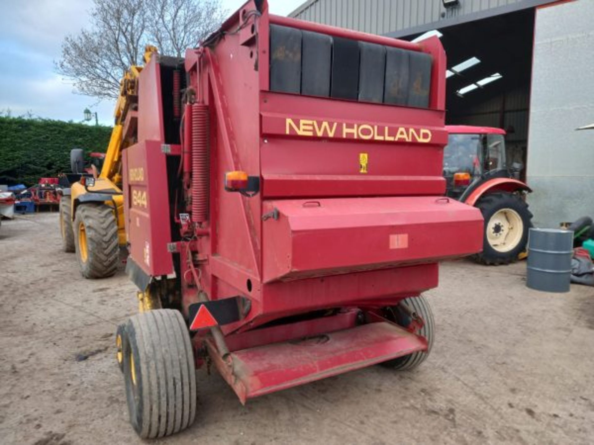 NEW HOLLAND 644 ROUND BALER - Image 6 of 7