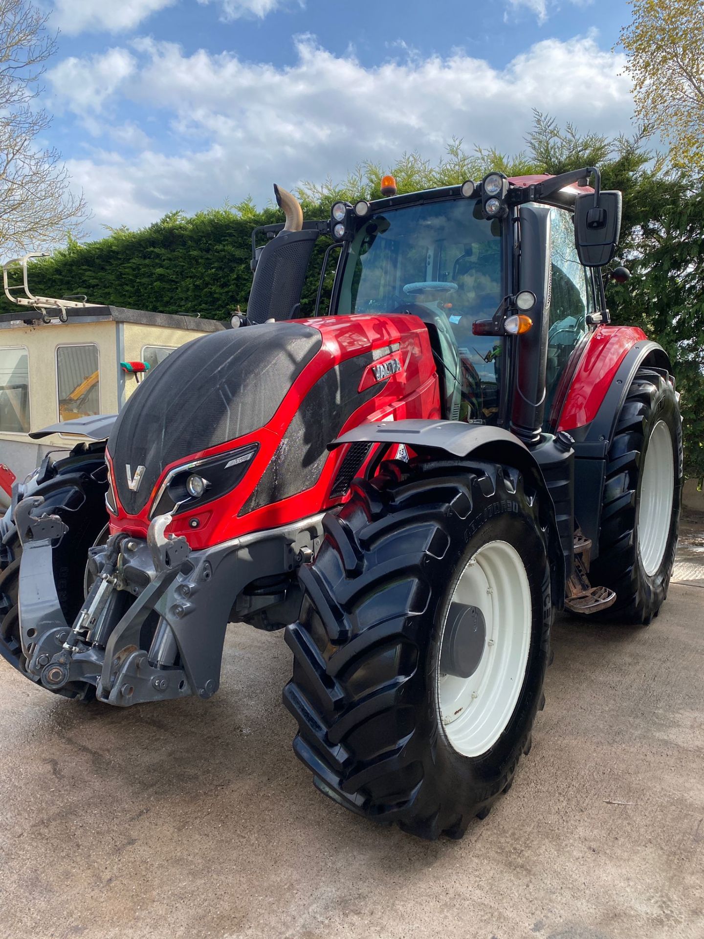 POWERFUL AND RELIABLE 2017 HITECH TRACTOR WITH FRONT LINKAGE!
