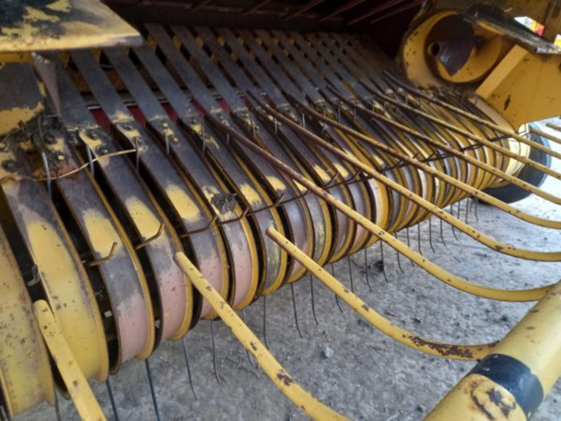 NEW HOLLAND 644 ROUND BALER - Image 3 of 7