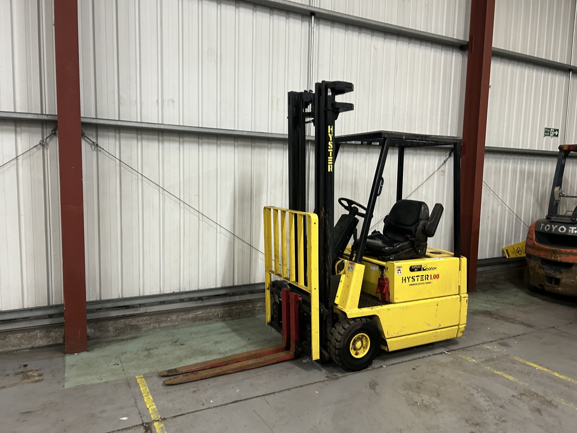 ELECTRIC 3-WHEEL HYSTER A1.0XL: YOUR RELIABLE MATERIAL HANDLING SOLUTION - Image 2 of 5
