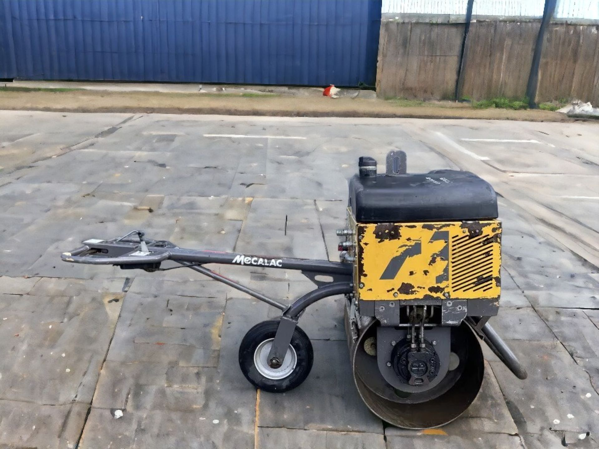 PREMIUM 2020 VIBRATING SINGLE DRUM ROLLER WITH HYDRAULIC BREAKER ATTACHMENT - Image 3 of 10