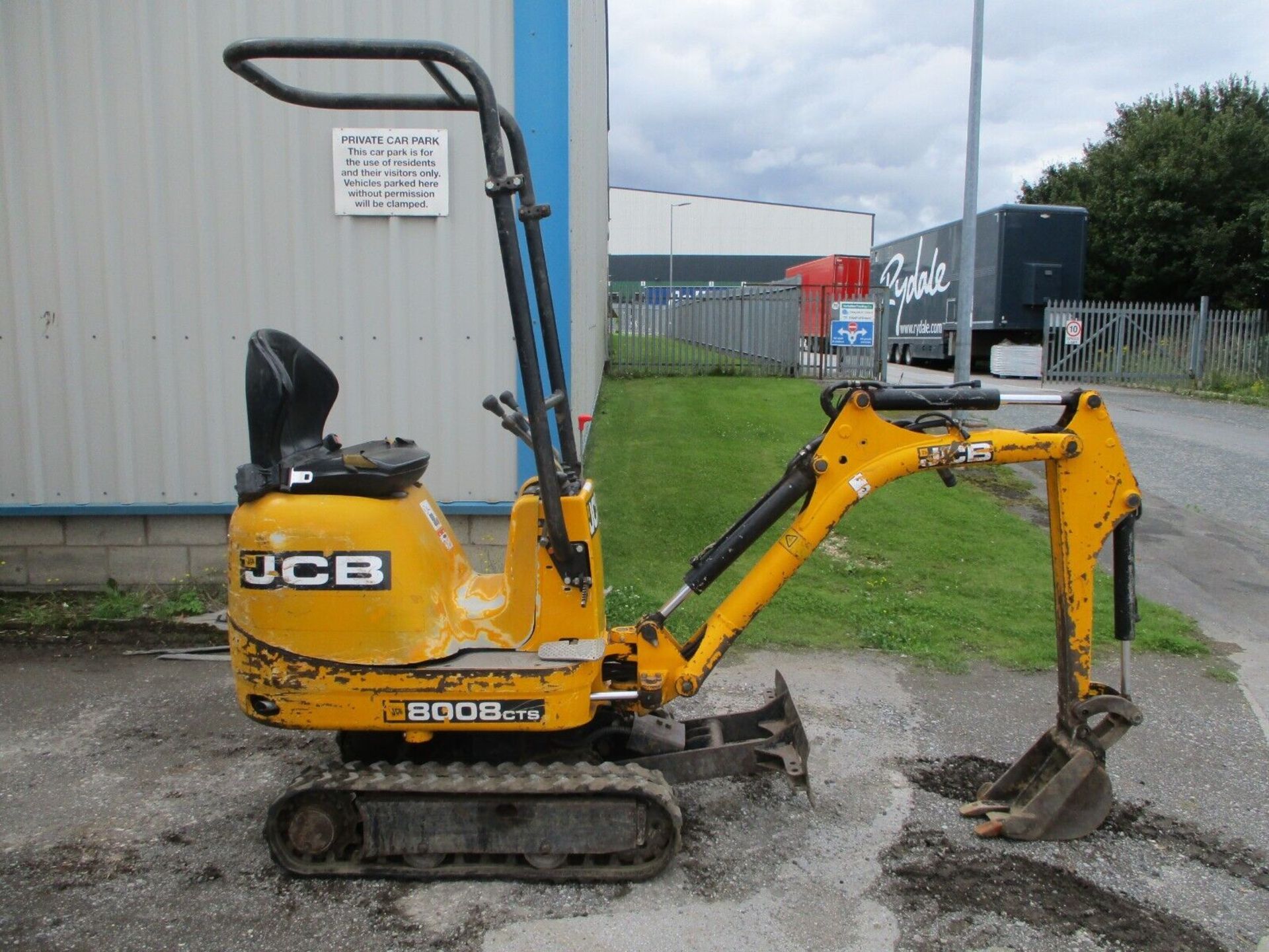 JCB 8008: THE MIGHTY MINI EXCAVATOR