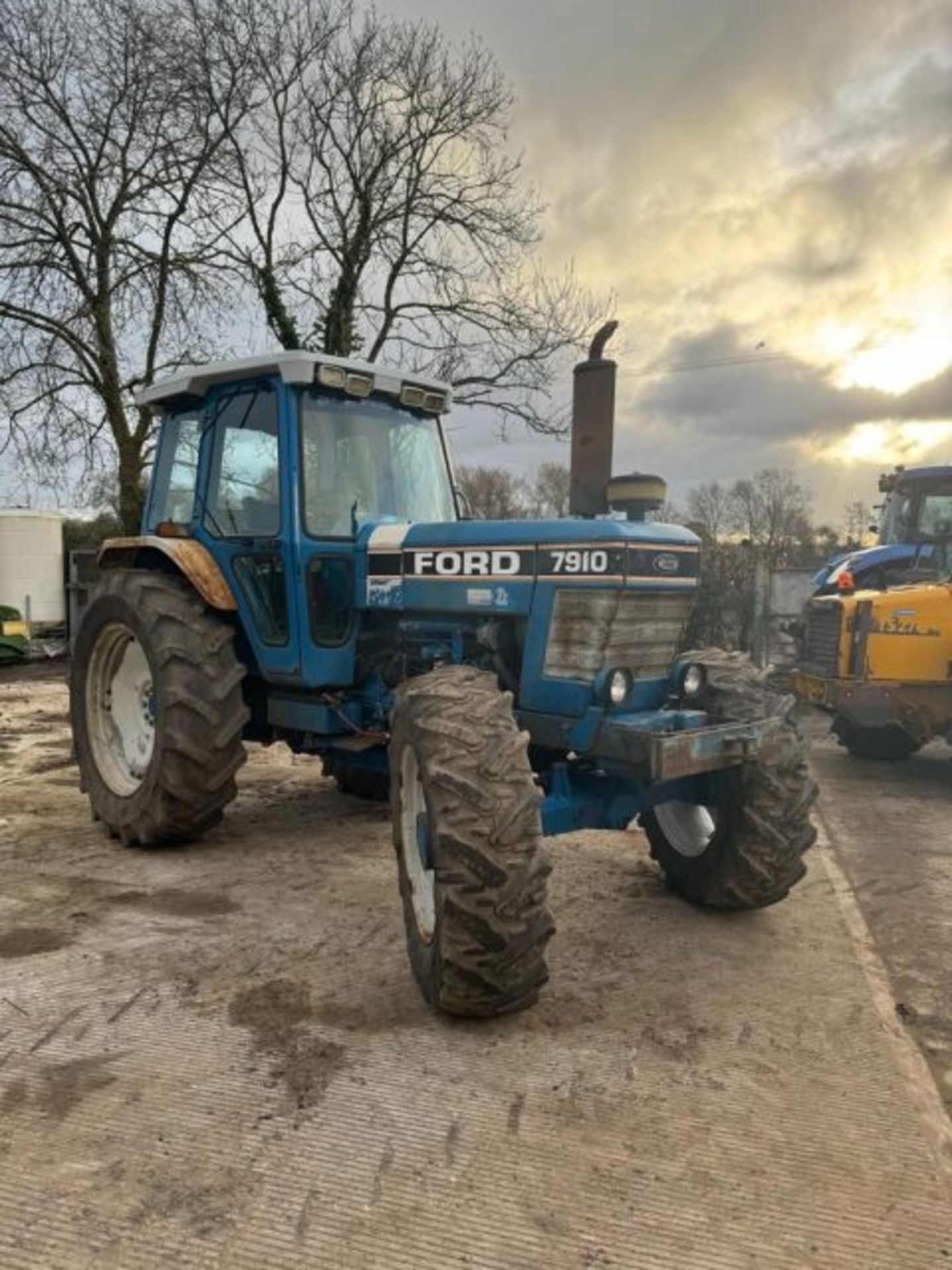 UNLEASH POWER AND PRECISION: FORD 7910 SUPER Q, 4WD TRACTOR - Image 3 of 13