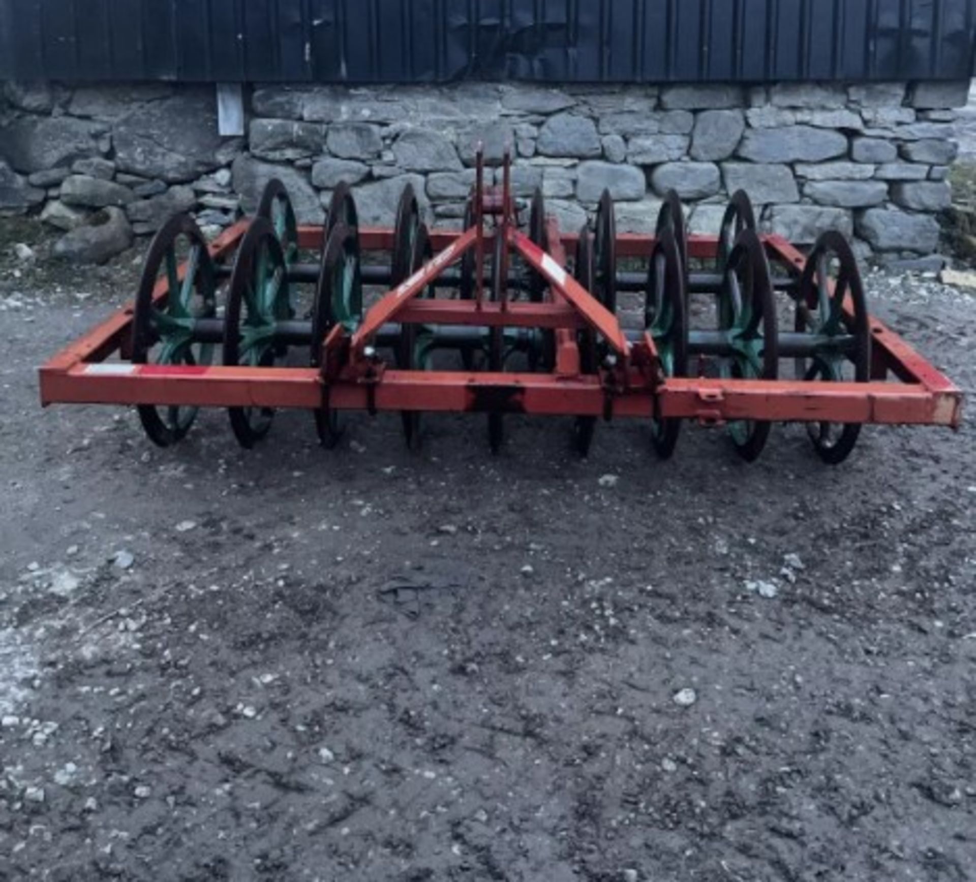 MAXIMIZE EFFICIENCY WITH THE KVERNELAND DP 17-90 DOUBLE ROW FURROW PRESS - Image 2 of 6