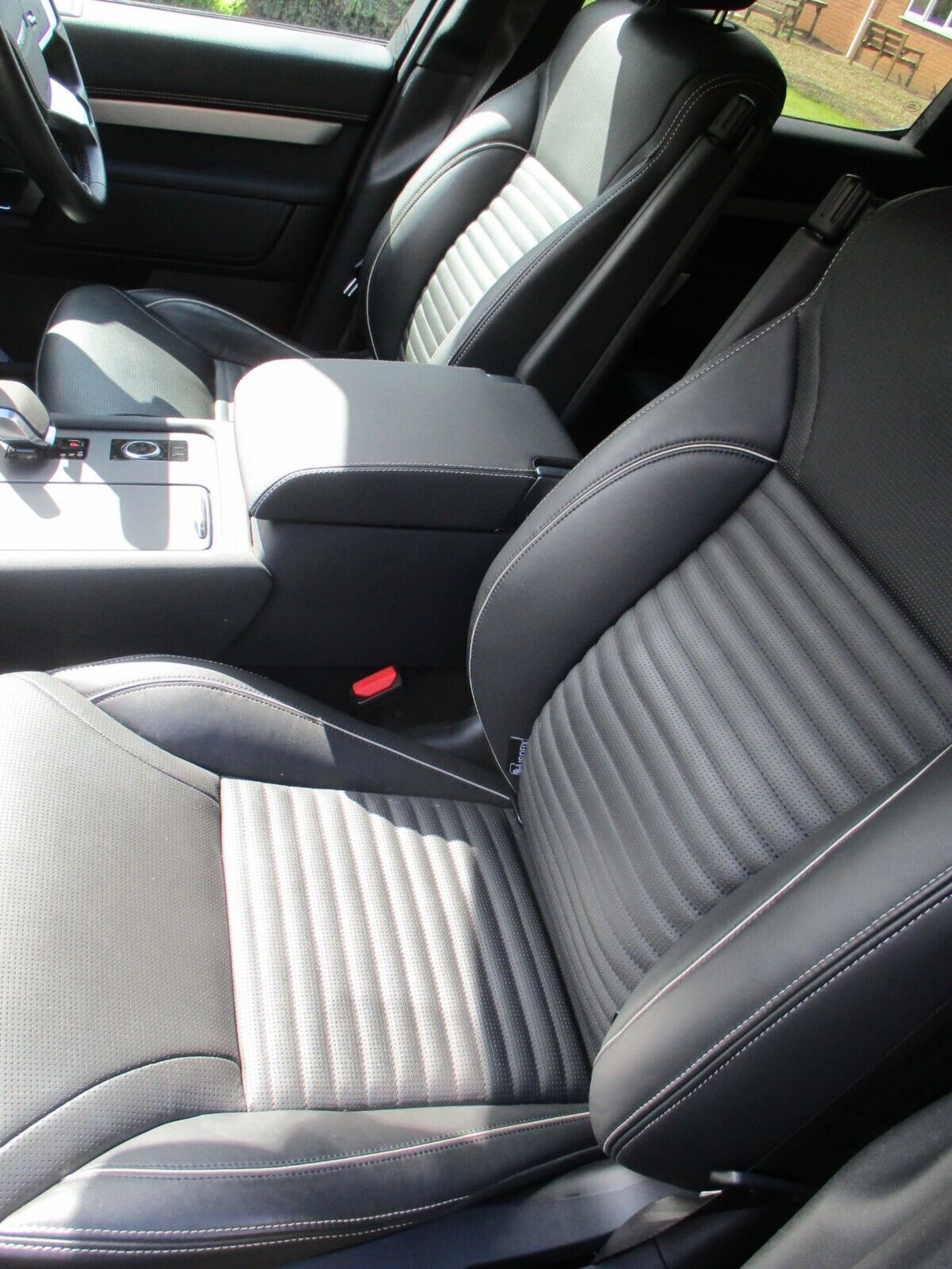 2022 LAND ROVER DISCOVERY R DYNAMIC HSE - RARE REAR SEAT CONVERSION - IMMACULATE CONDITION! - Image 15 of 18