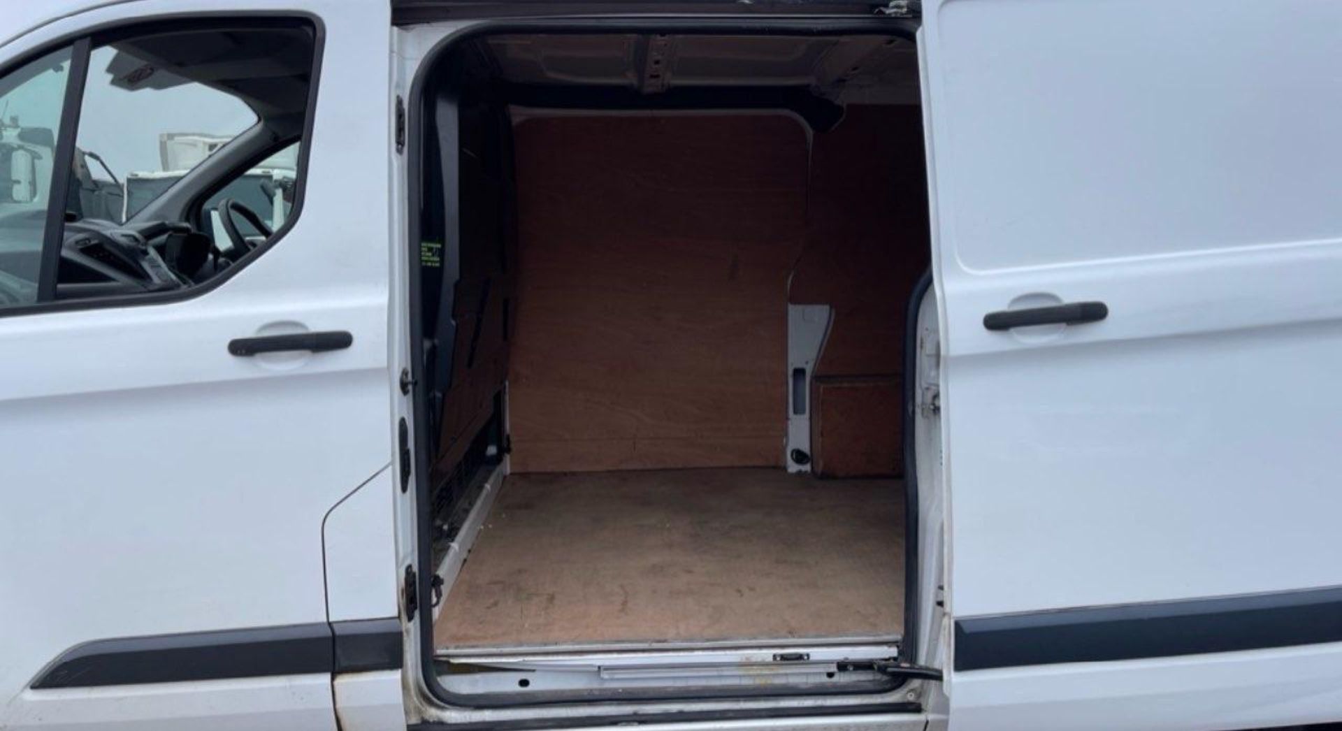 2015 FORD TRANSIT CUSTOM PANEL VAN - RELIABLE AND EFFICIENT WORKHORSE - Image 16 of 17