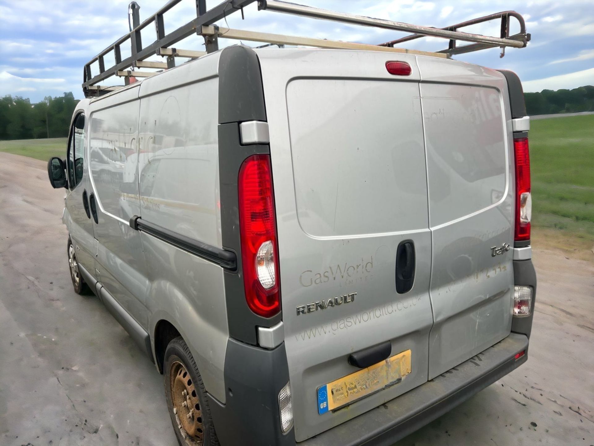 **SPARES OR REPAIRS** 2013 RENAULT TRAFIC: VERSATILE PANEL VAN FOR YOUR BUSINESS NEEDS - Image 3 of 5