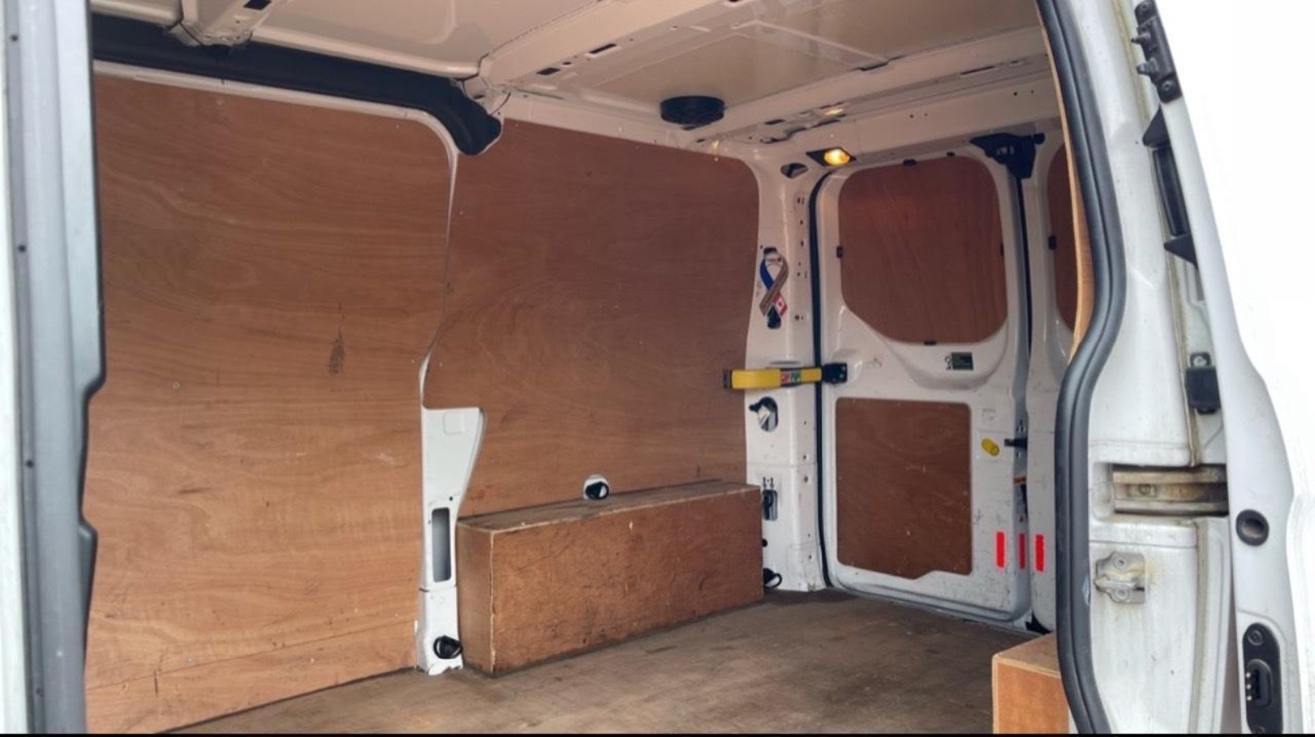 2015 FORD TRANSIT CUSTOM PANEL VAN - RELIABLE AND EFFICIENT WORKHORSE - Image 15 of 17