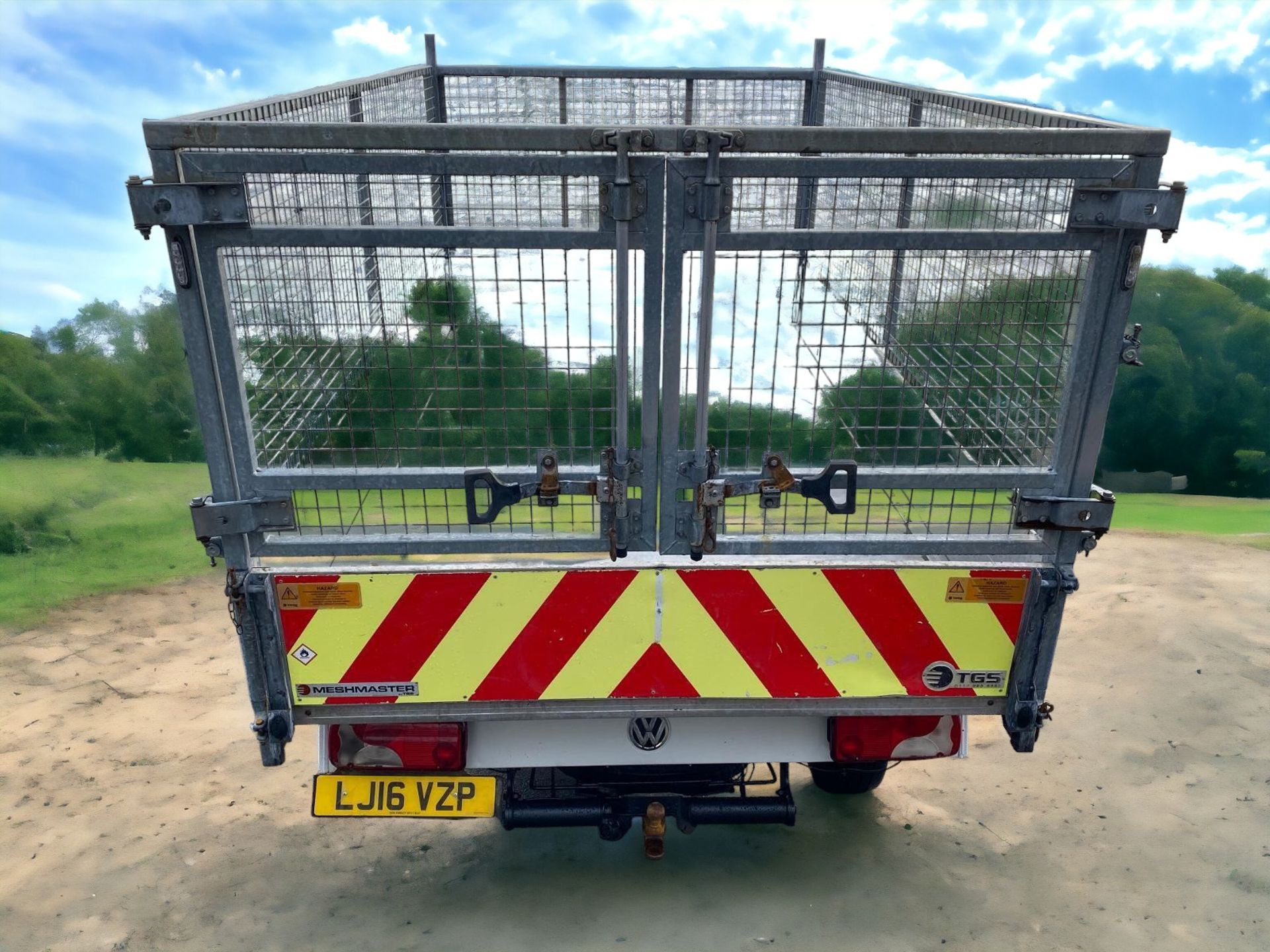 2016 VOLKSWAGEN CRAFTER 12FT ALUMINIUM DROP DOWN CAGE TIPPER TRUCK >>--NO VAT ON HAMMER--<< - Image 3 of 6