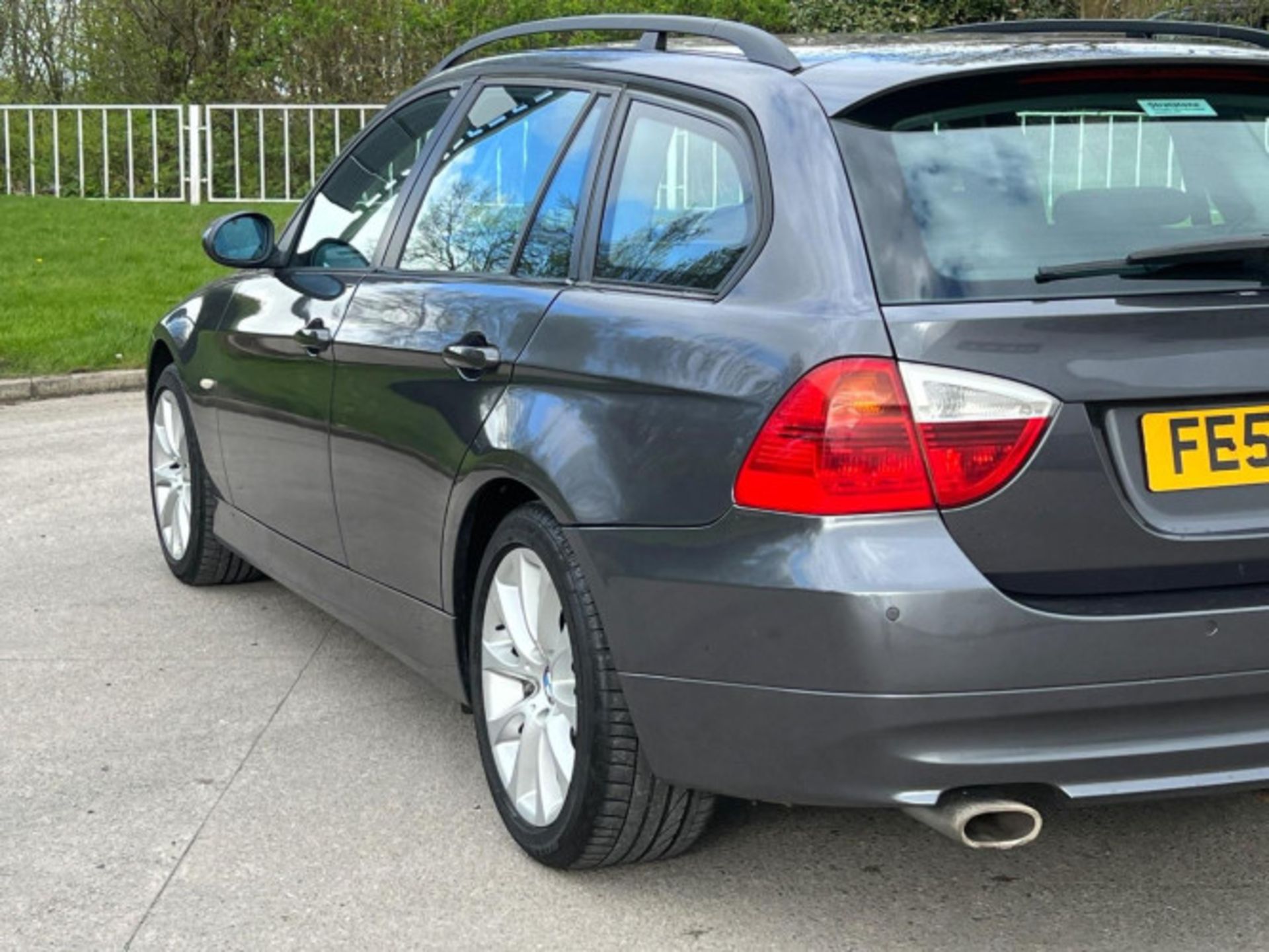 LUXURY ON WHEELS: BMW 3 SERIES 320D SE TOURING >>--NO VAT ON HAMMER--<< - Image 102 of 122