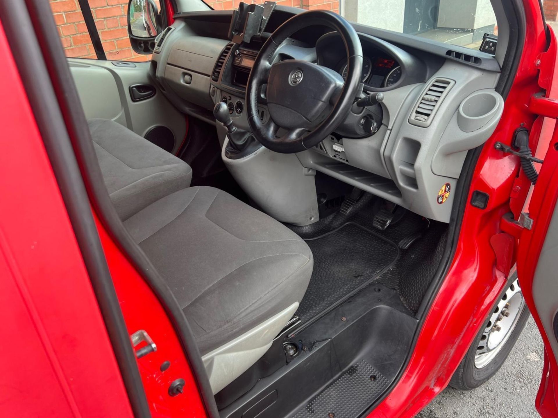 2013 VAUXHALL VIVARO LWB L2 PANEL VAN (ONLY 90K MILES) - Image 8 of 12