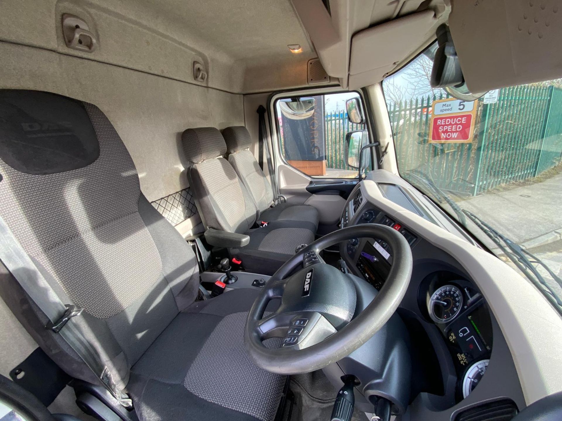 2016 DAF LF 21FT LUTON/BOX TRUCK WITH TAIL LIFT >>--NO VAT ON HAMMER--<< - Image 9 of 13