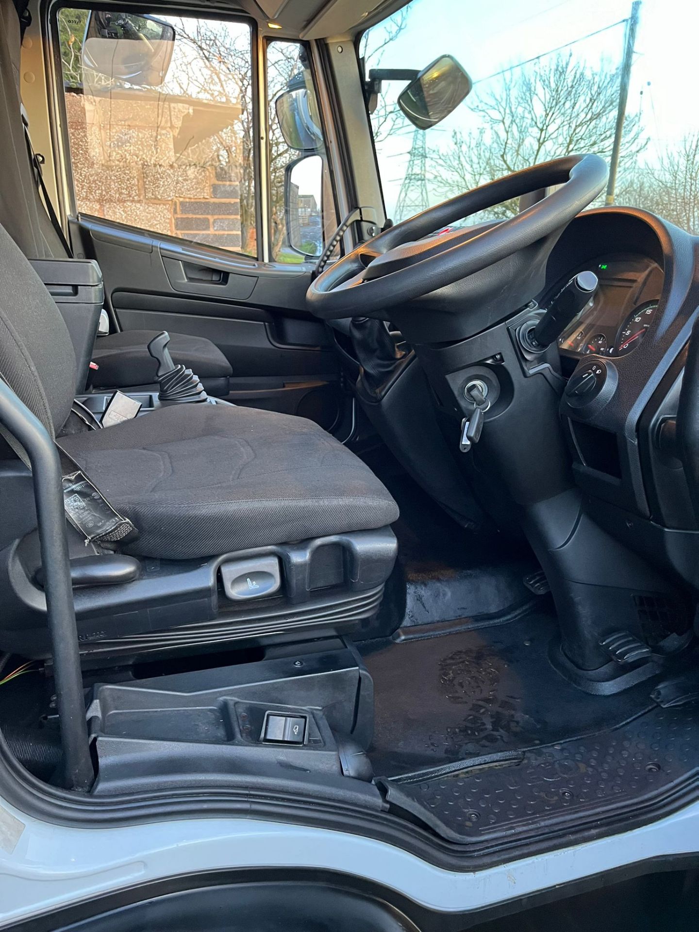 SPACIOUS SLEEPER CAB: 2019 IVECO EUROCARGO FOR HAULING - Bild 10 aus 21