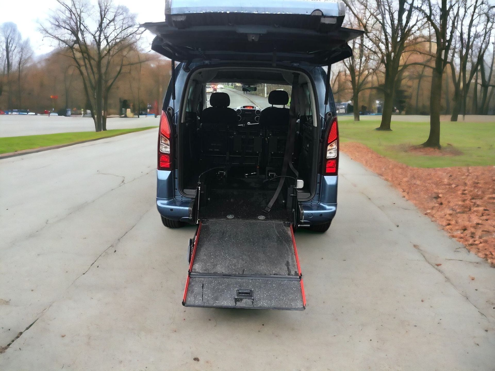 EXCEPTIONAL 2018/18 PEUGEOT PARTNER ACTIVE WHEELCHAIR ACCESSIBLE VEHICLE >>--NO VAT ON HAMMER--<< - Image 2 of 14