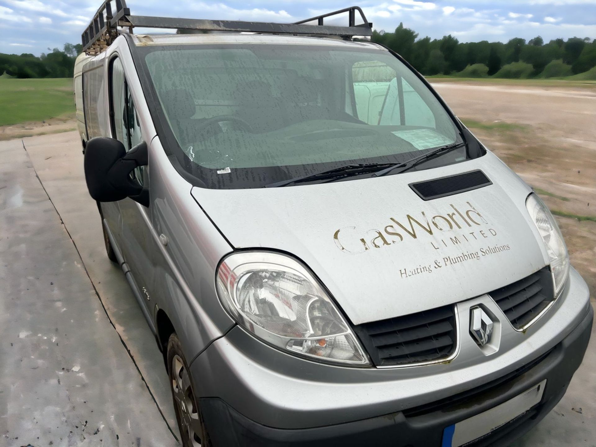 **SPARES OR REPAIRS** 2013 RENAULT TRAFIC: VERSATILE PANEL VAN FOR YOUR BUSINESS NEEDS