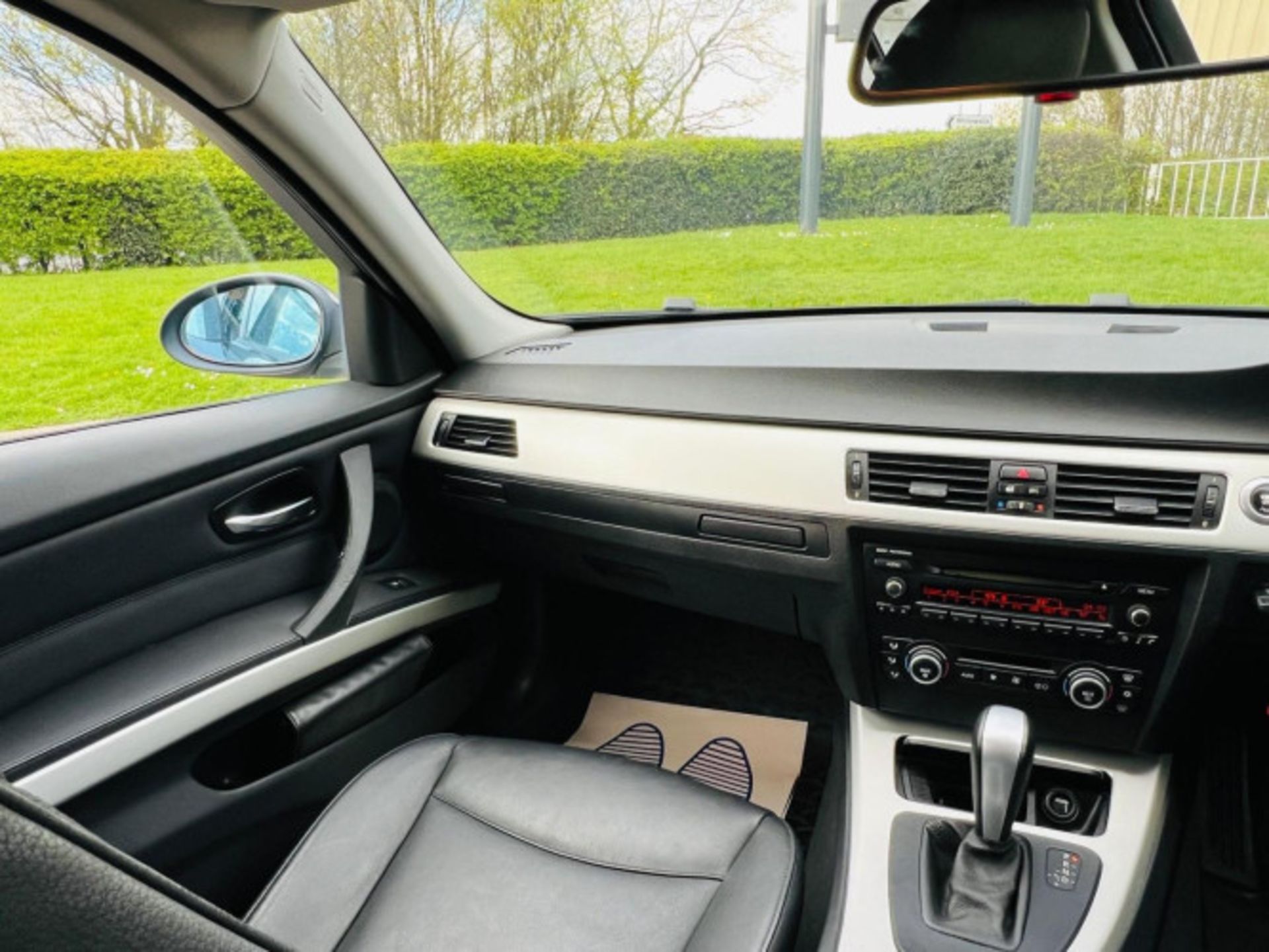 LUXURY ON WHEELS: BMW 3 SERIES 320D SE TOURING >>--NO VAT ON HAMMER--<< - Image 86 of 122