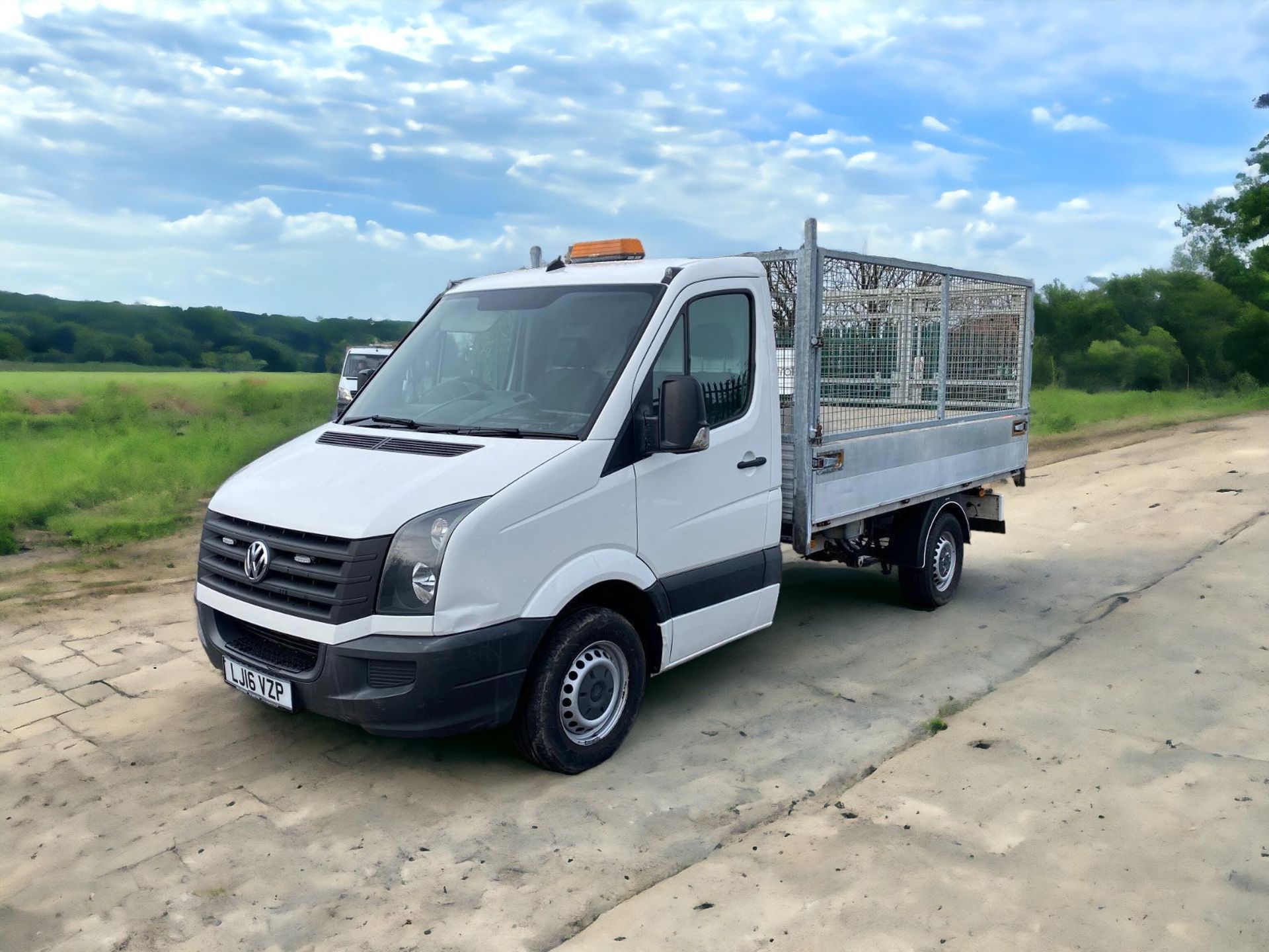 2016 VOLKSWAGEN CRAFTER 12FT ALUMINIUM DROP DOWN CAGE TIPPER TRUCK >>--NO VAT ON HAMMER--<< - Image 2 of 6