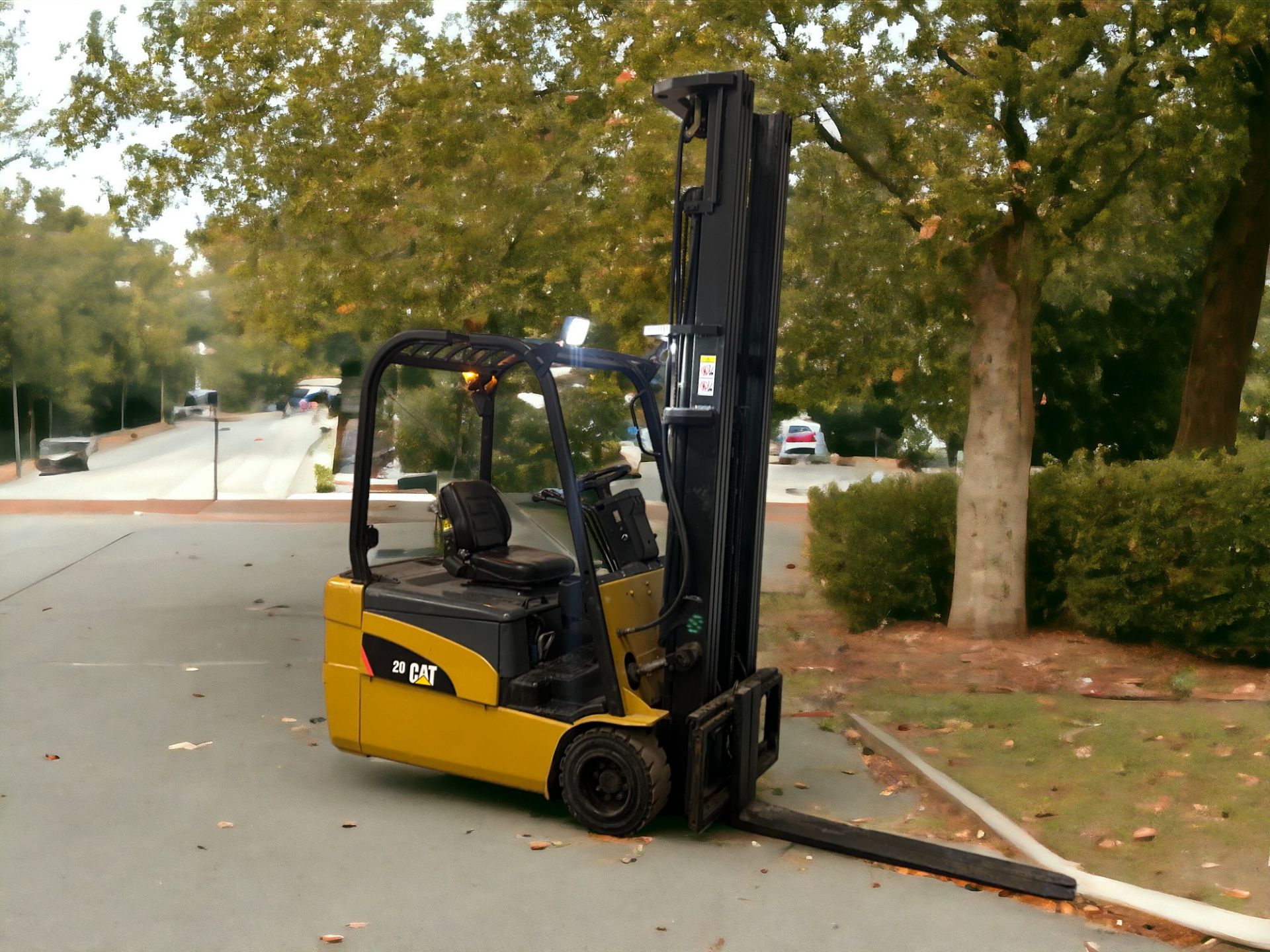 CAT LIFT TRUCKS ELECTRIC 3-WHEEL FORKLIFT - MODEL EP20NT (2008) **(INCLUDES CHARGER)** - Image 4 of 6