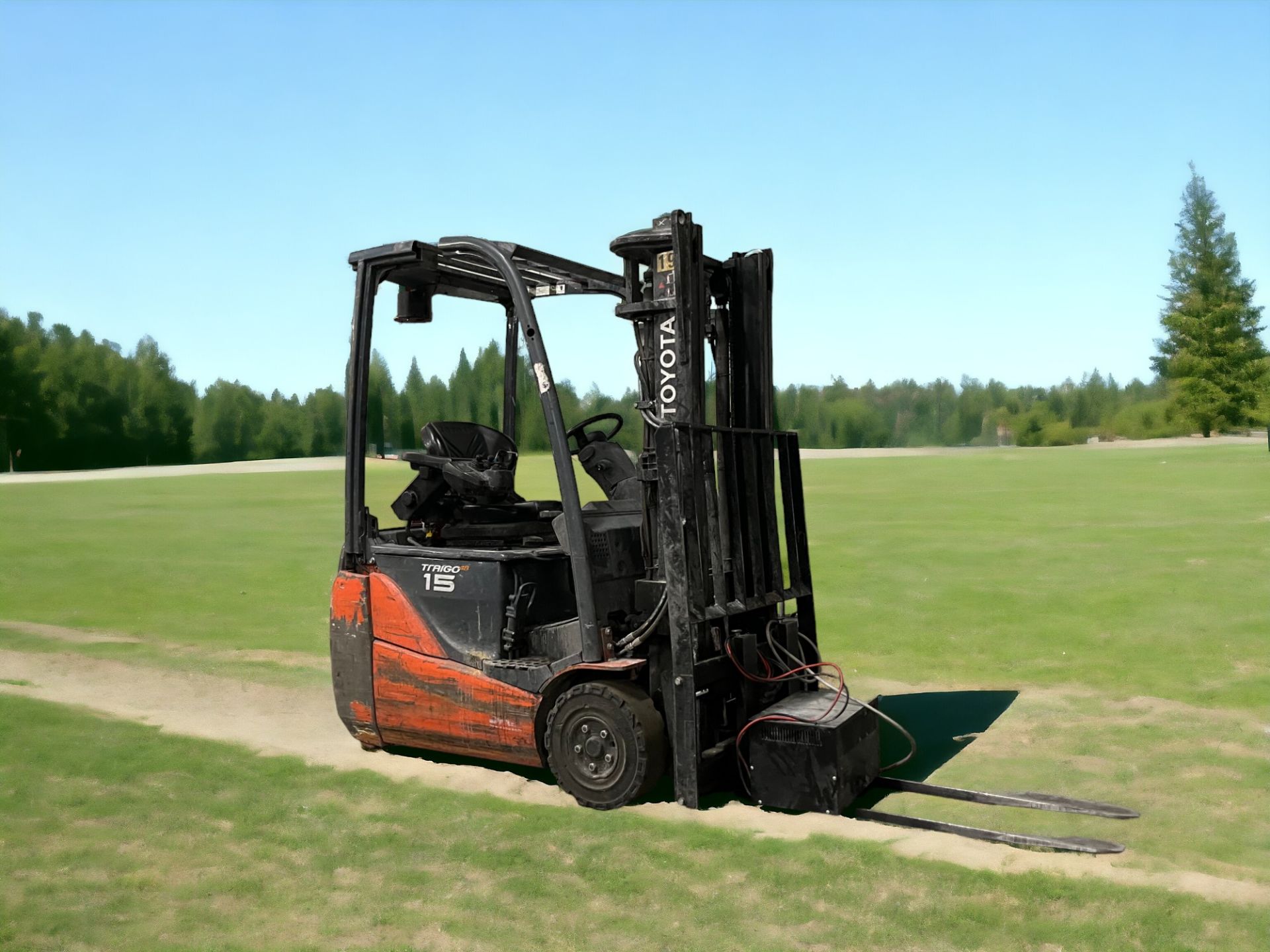 **(INCLUDES CHARGER)** TOYOTA ELECTRIC 3-WHEEL FORKLIFT - 8FBET15 (2013) - Image 4 of 5