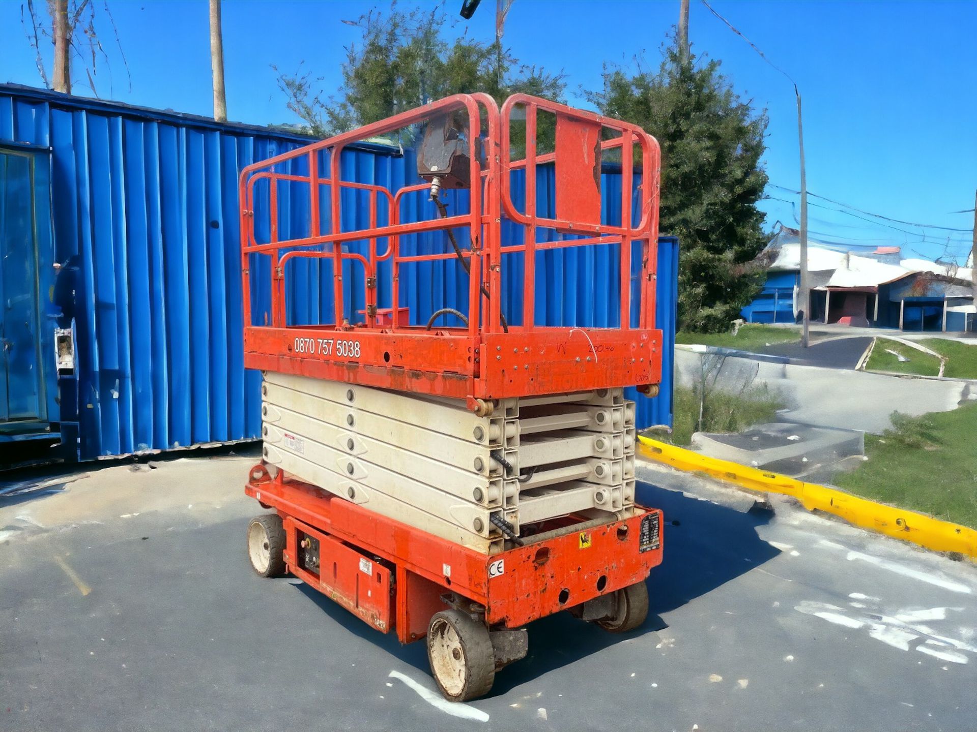 MAXIMIZE EFFICIENCY WITH THE 2015 SNORKEL S3246E ELECTRIC SCISSOR LIFT - Image 4 of 11
