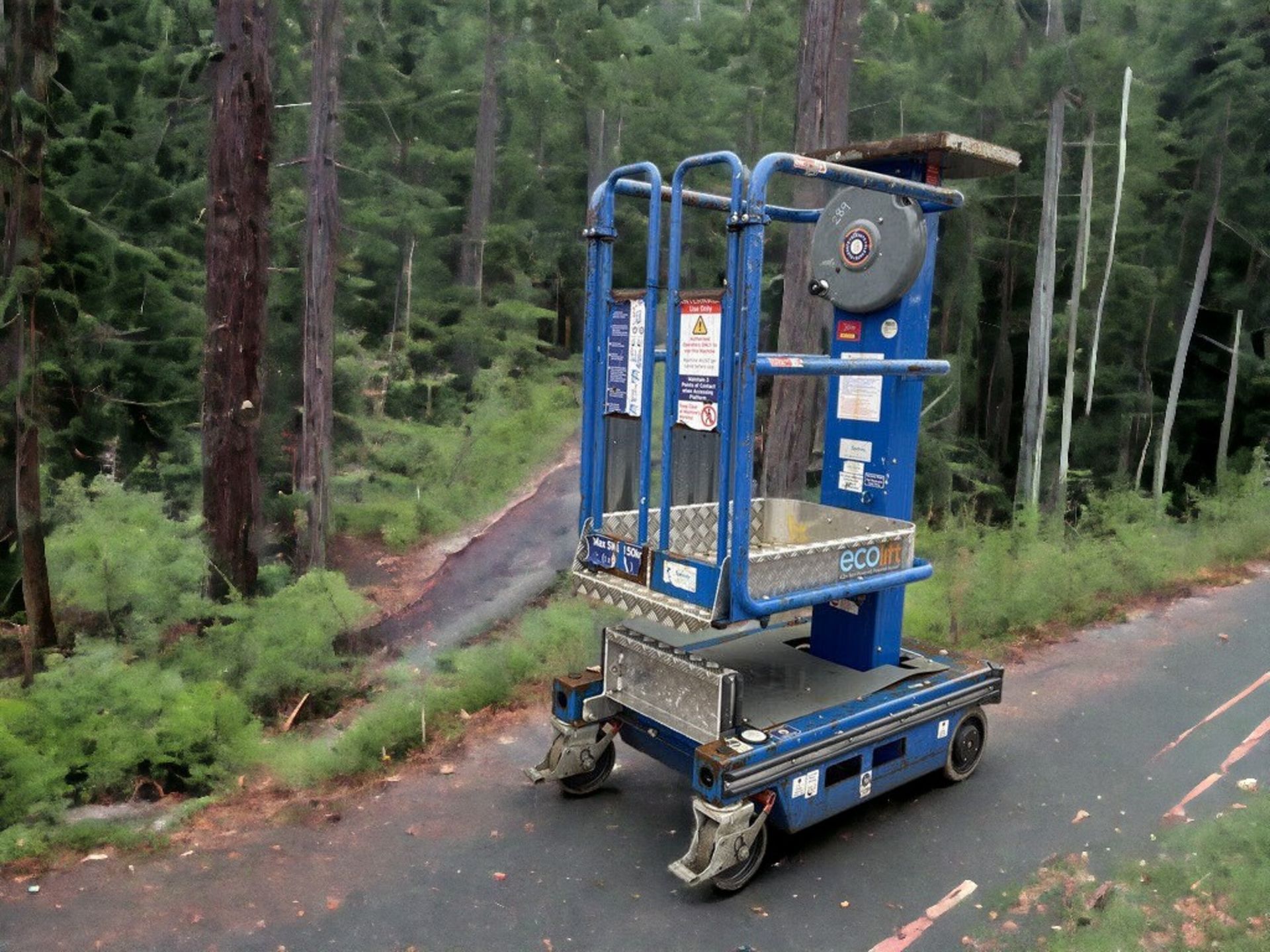 EFFICIENT AND PORTABLE: 2018 POWER TOWER ECOLIFT PUSH AROUND LIFT - Image 2 of 8