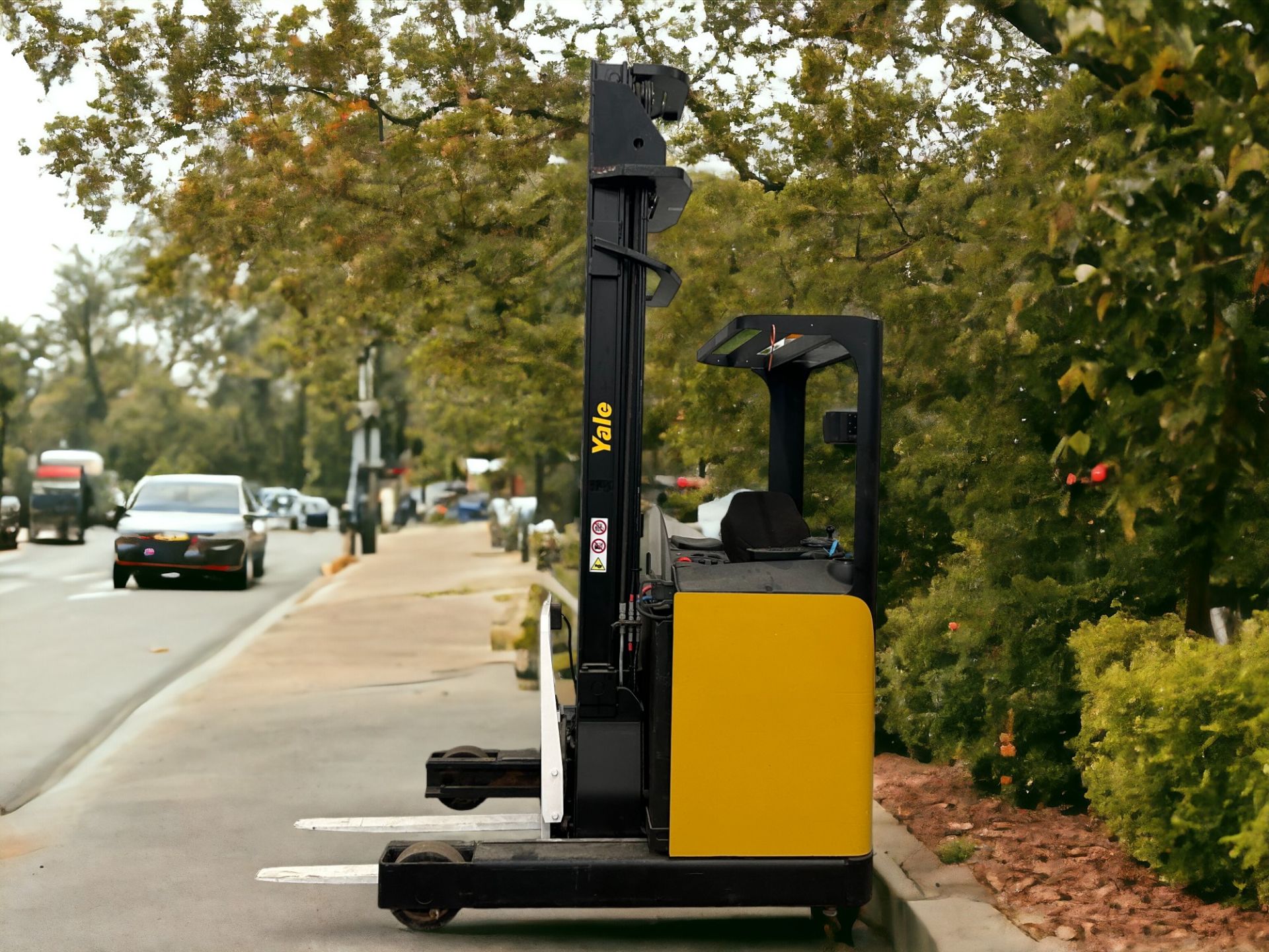 YALE REACH TRUCK - MODEL MR14H (2012) **(INCLUDES CHARGER)** - Image 3 of 6