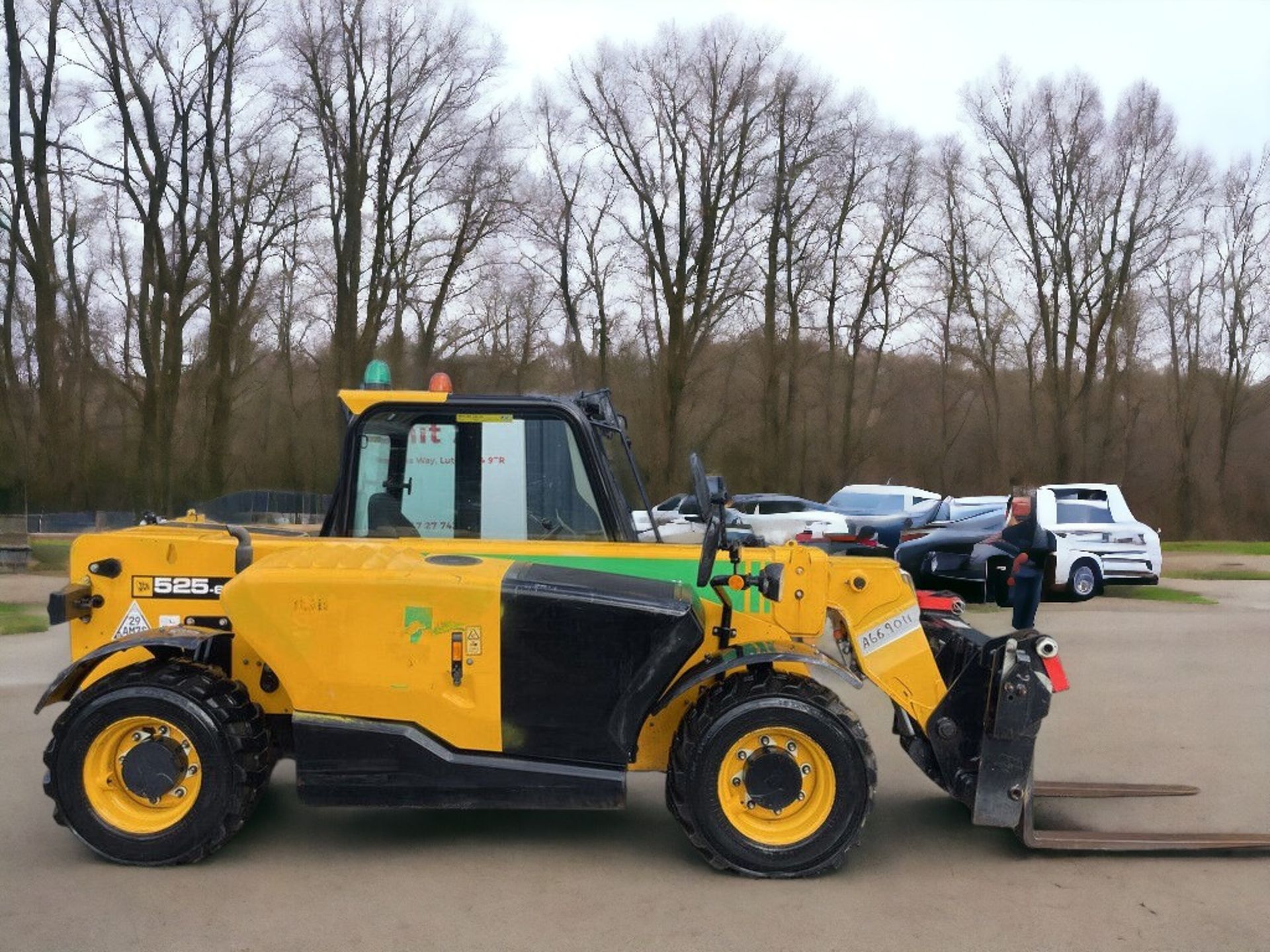 POWERFUL AND VERSATILE 2015 JCB 525-60 TELEHANDLER - Image 7 of 12