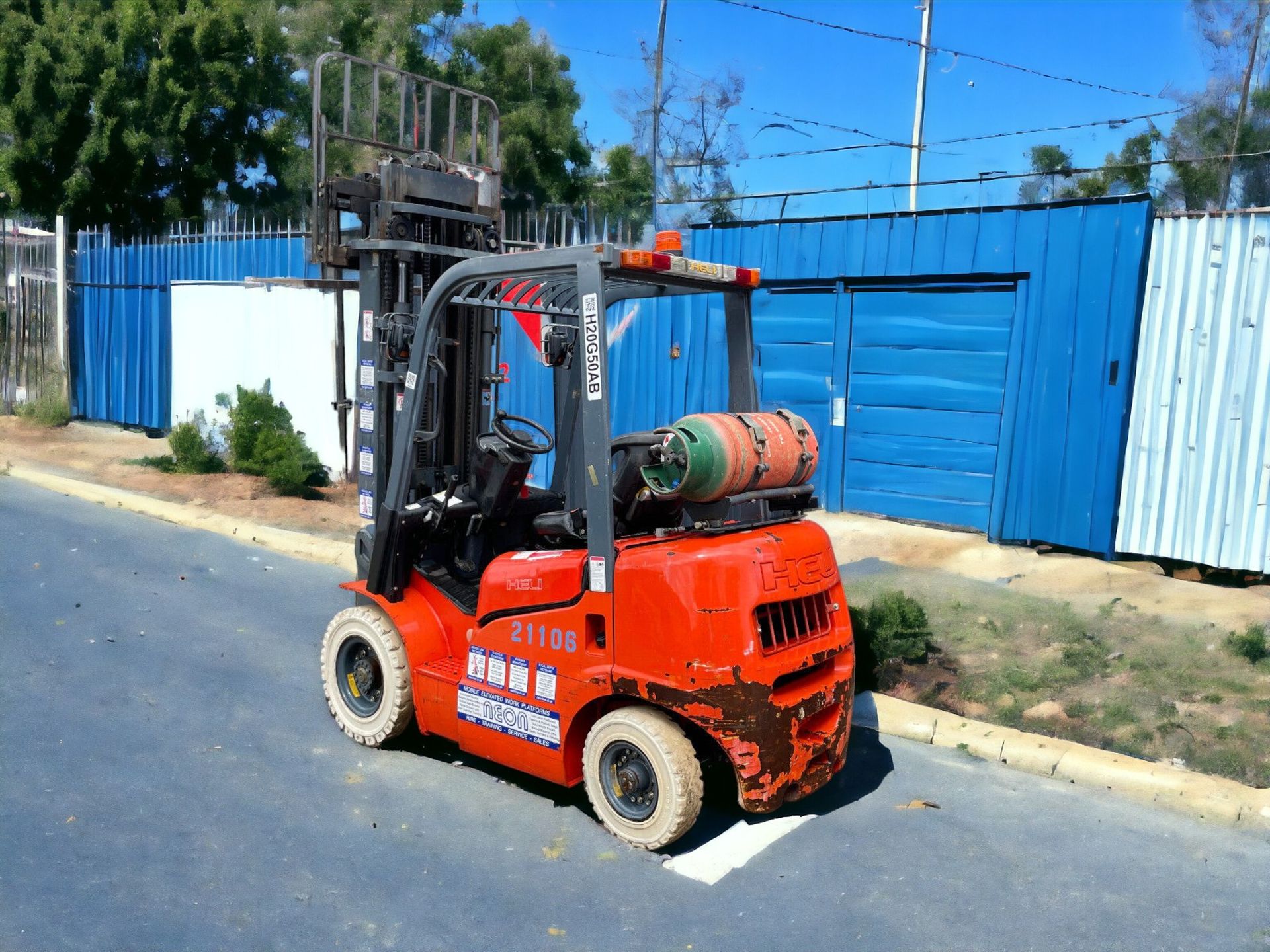 "EFFICIENCY ELEVATED: 2015 HELI FG20G LPG FORKLIFT - LOW HOURS, HIGH CAPACITY" - Image 3 of 9